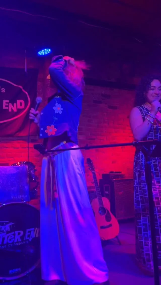 keeping the Newport energy alive as long as we can with a little Bobby D @thebitterendnyc just tonight, with my love @katersteinberg 🥹 and new friends @cloveronthemic @spadofolus9676 and @kolkerofficial very spontaneously backing me up for a couple