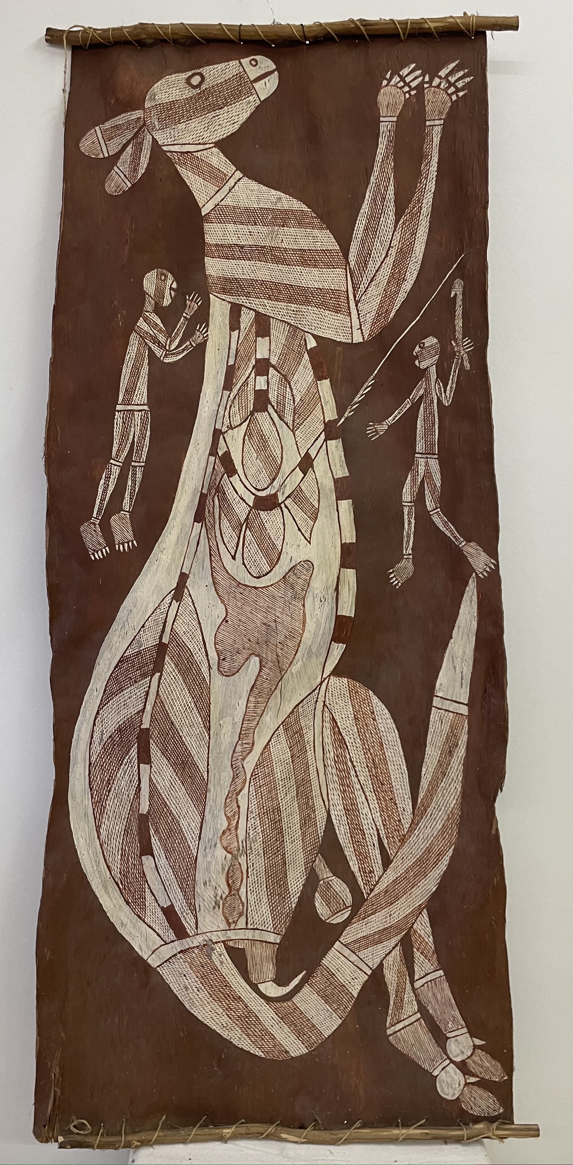 Jim Ghrilar "O.T." (142x54cm); X-Ray Stil, Cross-Hatching auf Eukalyptusrinde, Grundlage Kängurublut -3.900€