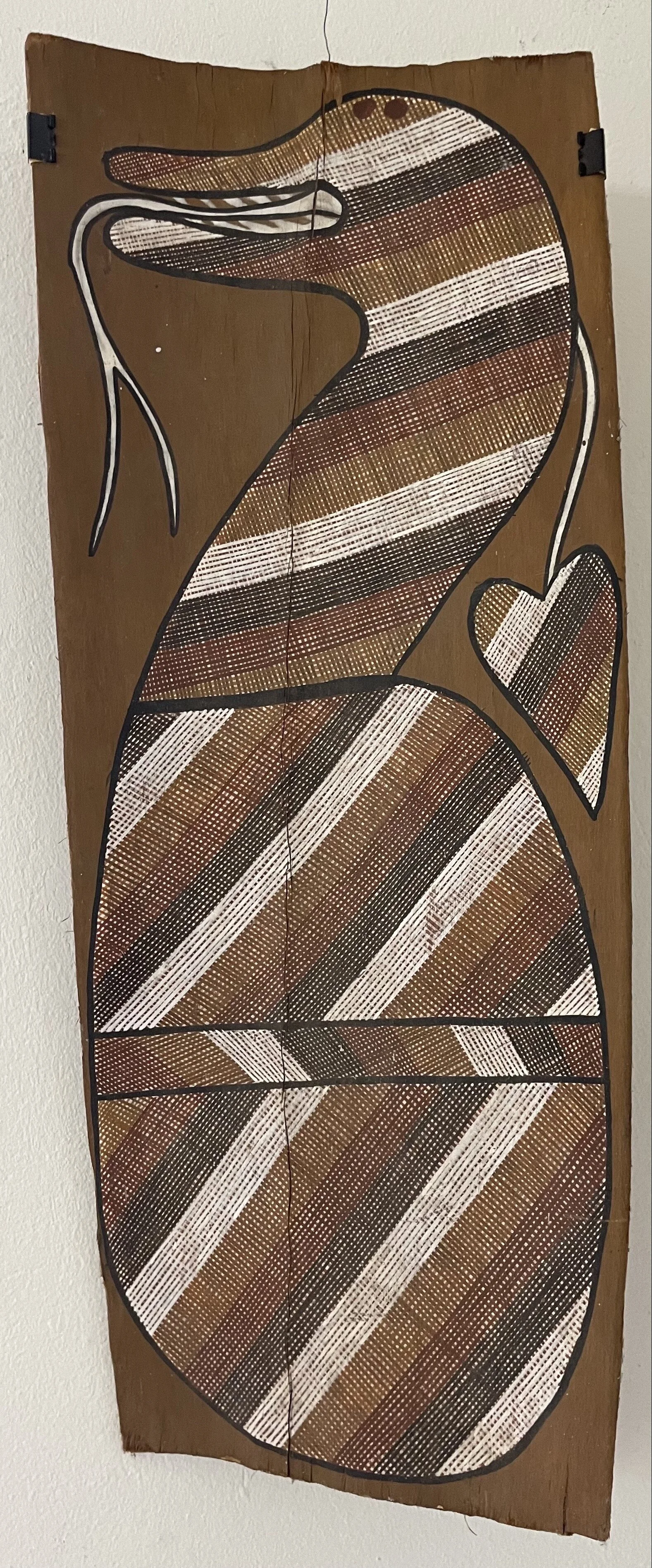 Hamish Karrkarrhba "Rainbow Serpent" (62x25cm); X-Ray Stil, Cross-Hatching auf Eukalyptusrinde -480€