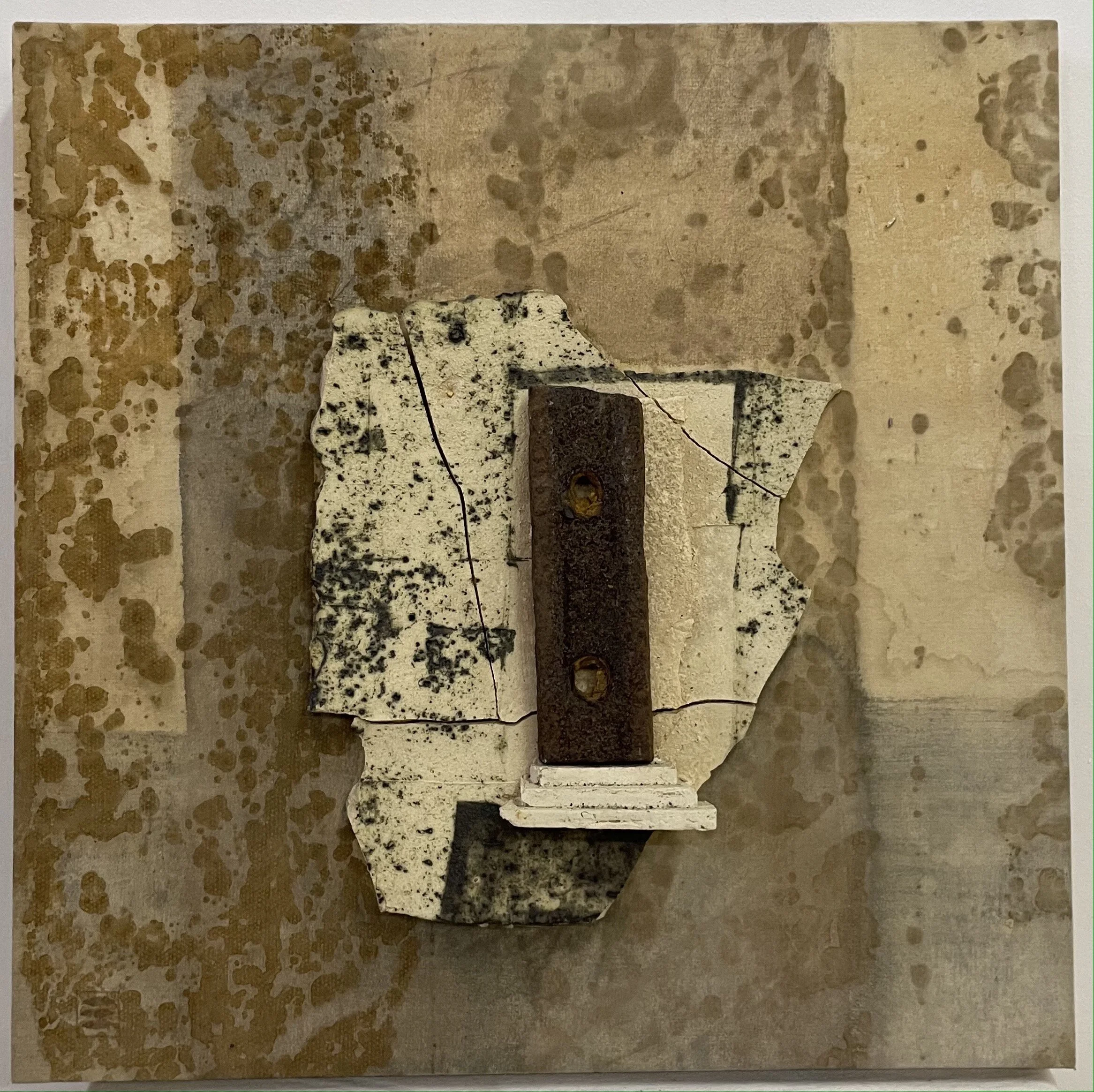 Christine Wiese "Fundstücke" (47x47cm); Keramik auf Textil -580€