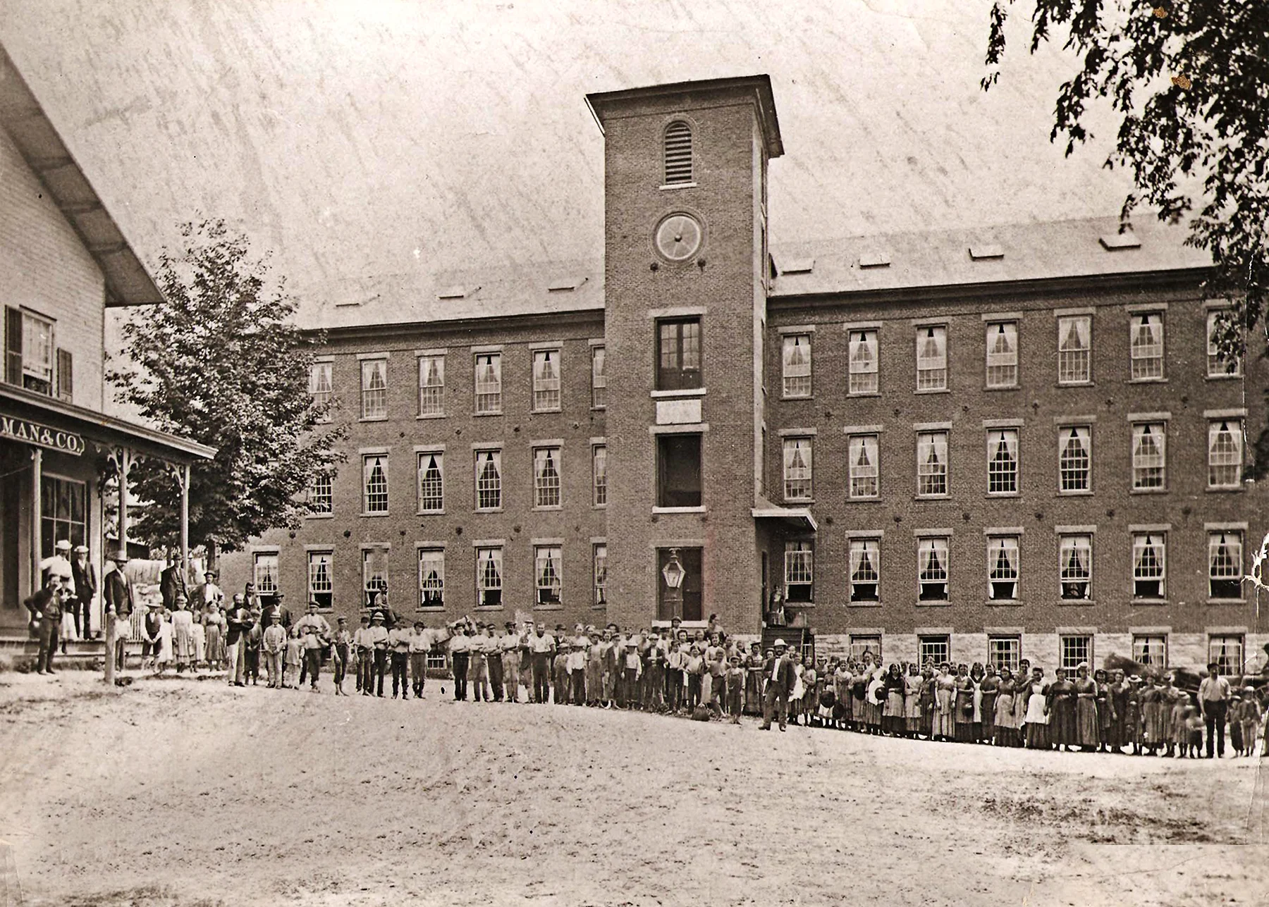 eagle_HISTORIC PIC_MILL WORKERS_EagleMill-webready.jpg
