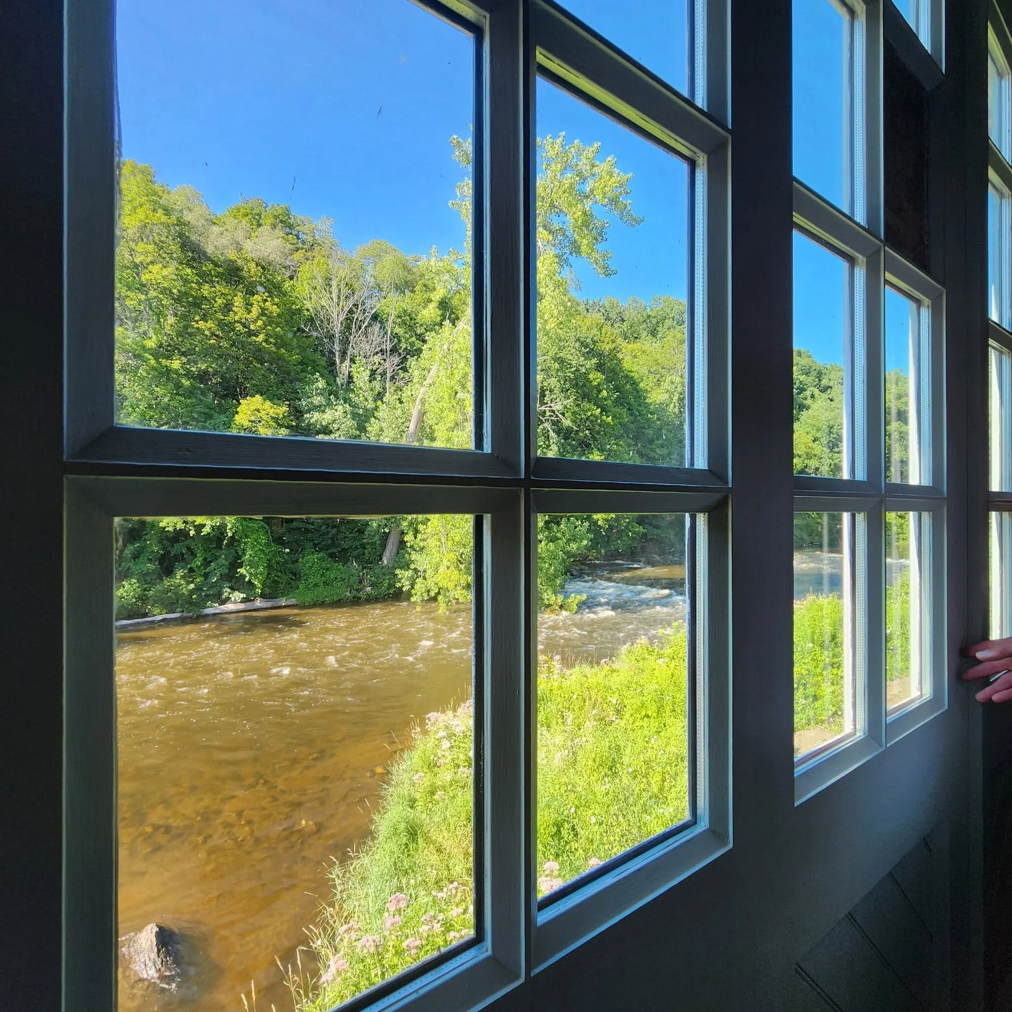 INT - WINDOW_RIVER.jpg