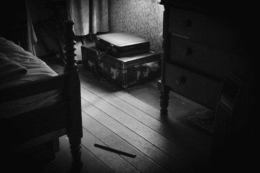 old-trunks-in-bedroom-luggage.jpg