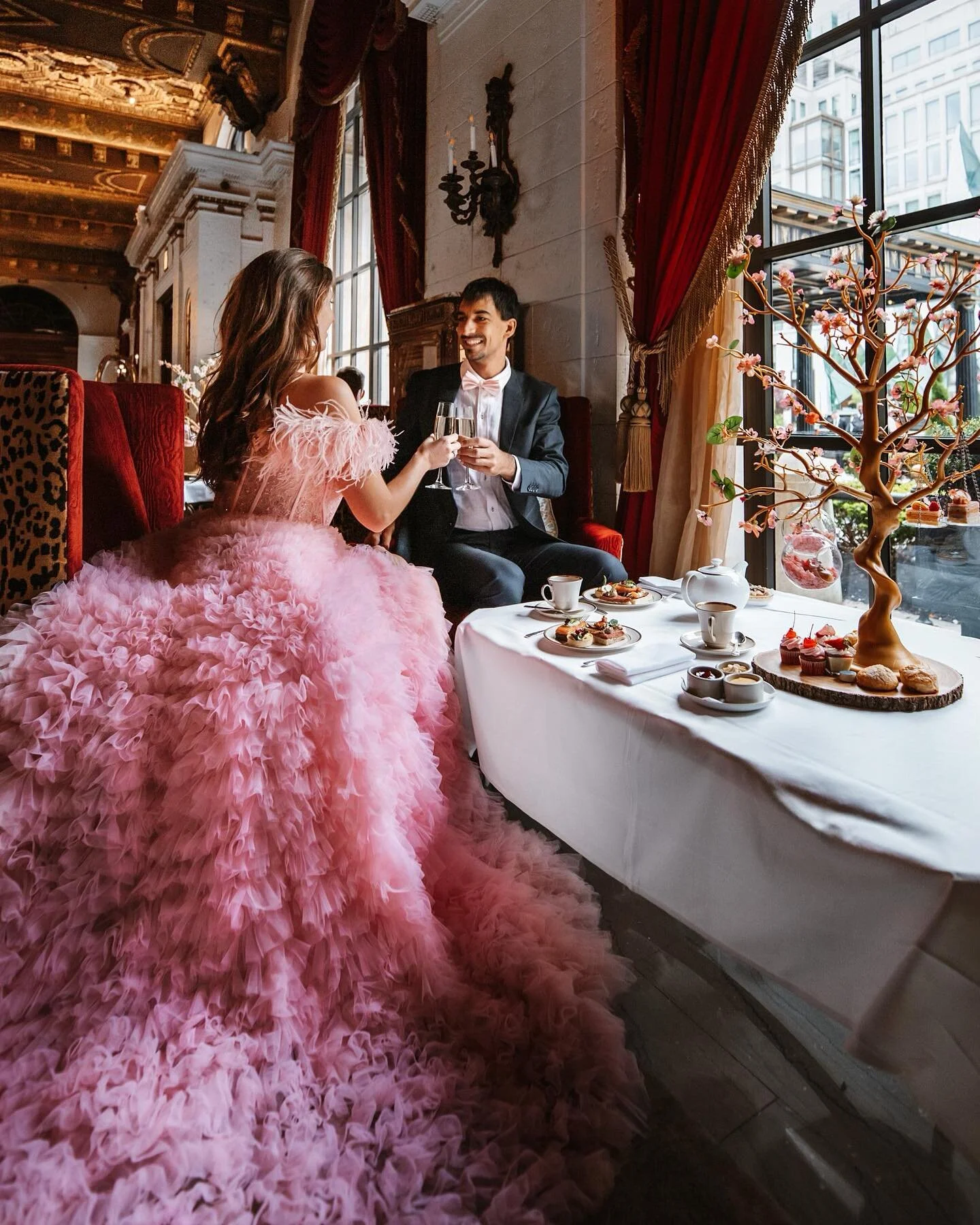 Table for two, please ✨
@thenexttrip wearing @sherrihill while enjoying high tea at @stregisdc. Would you have a cup of tea here!? 🫖 

#amoretalent #influencermanagement #lifestylecouple #travelcreatives #travelcreator #travelblogger #lifestyleblogg