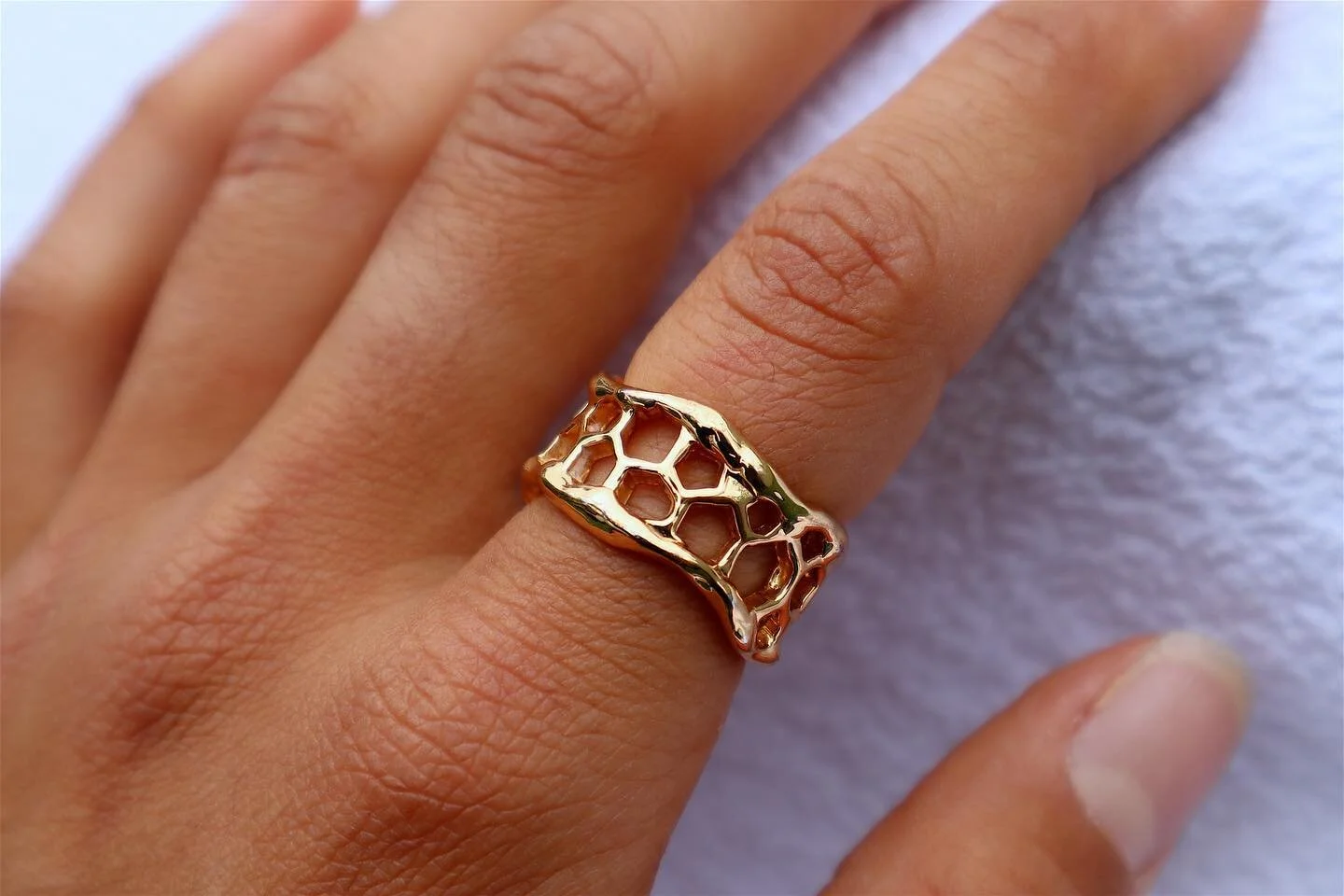 Bee hive ring ✨
Available on size 7