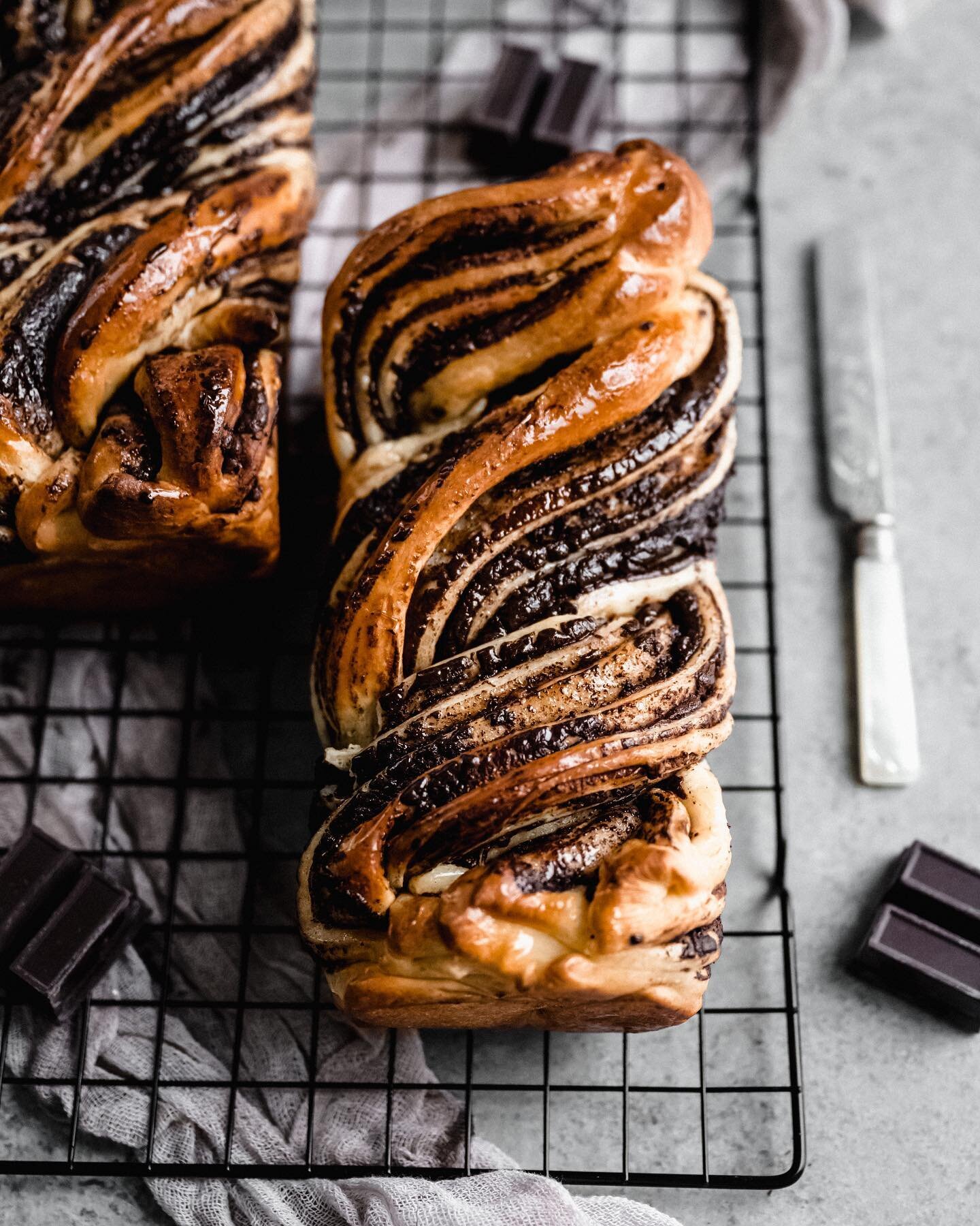 Chocolate babka made with brioche dough! 🤩 ⁣
It was absolutely HEAVENLY. ⁣
⁣
The babkas I tried throughout my babka experience have always been on the dry side and the chocolate was never pronounced or felt, there was never enough chocolate filling 