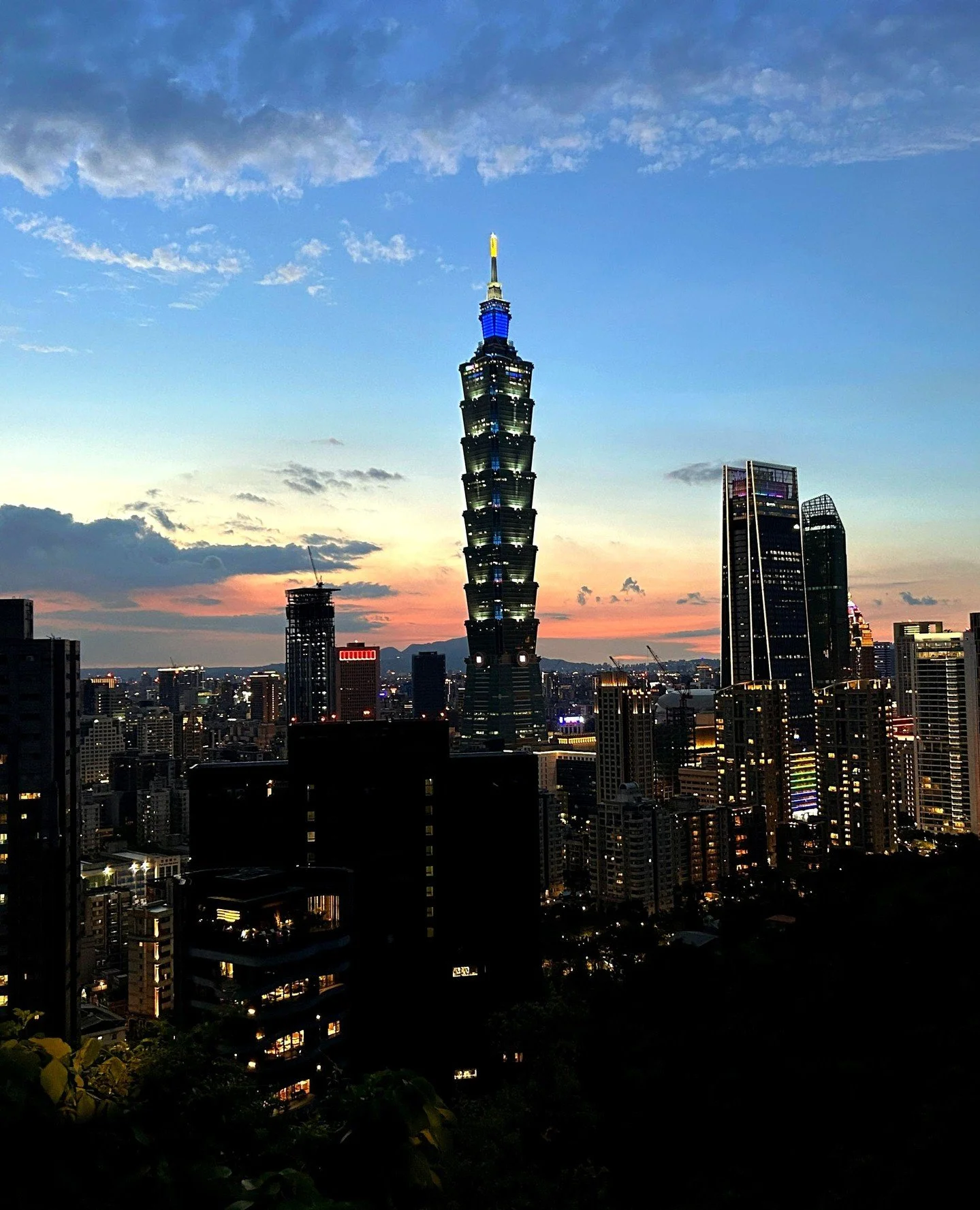 Hope everyone had a lovely weekend to end the month of August as we enter September! Had an opportunity to reconnect with a friend I met @euphoriaretreat back in 2022. @misvillier captured Taipei's sunset this weekend and wanted to share his image! A