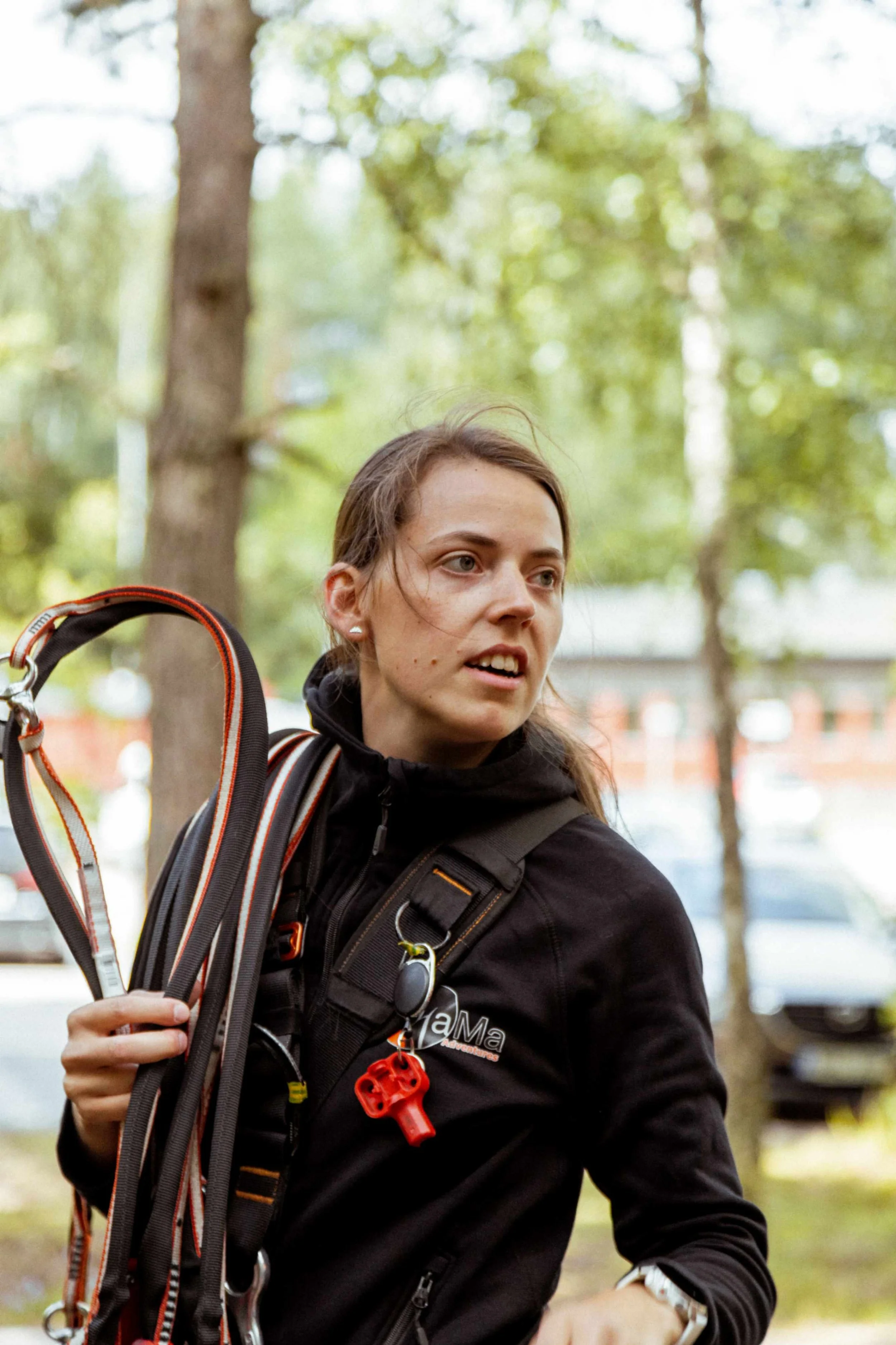 Instruktör i klättersele som bär på säkerhetsutrustning