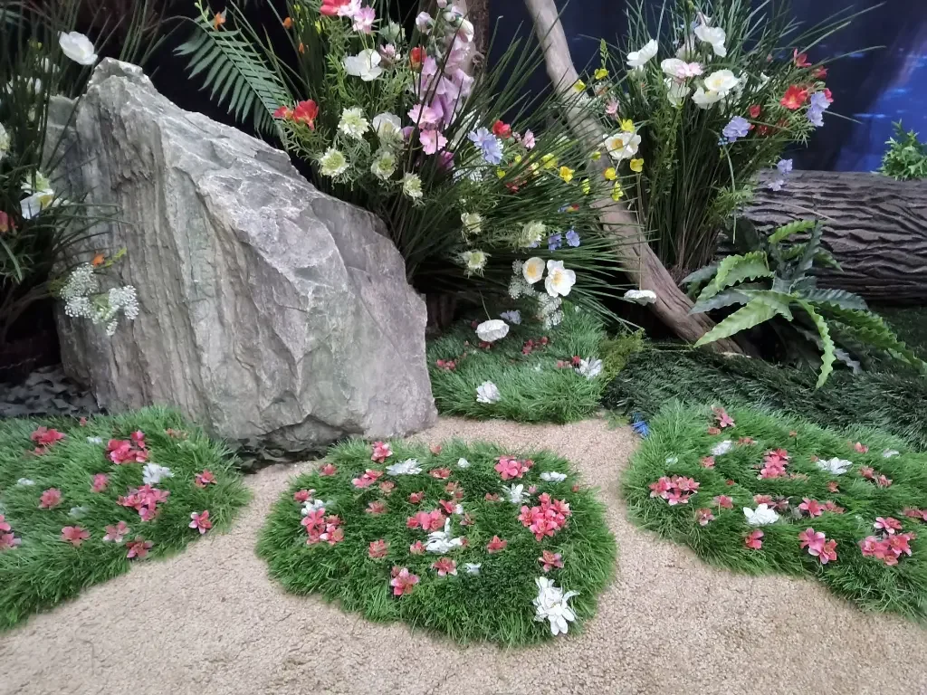 Drie stukken gras met bloemen.webp