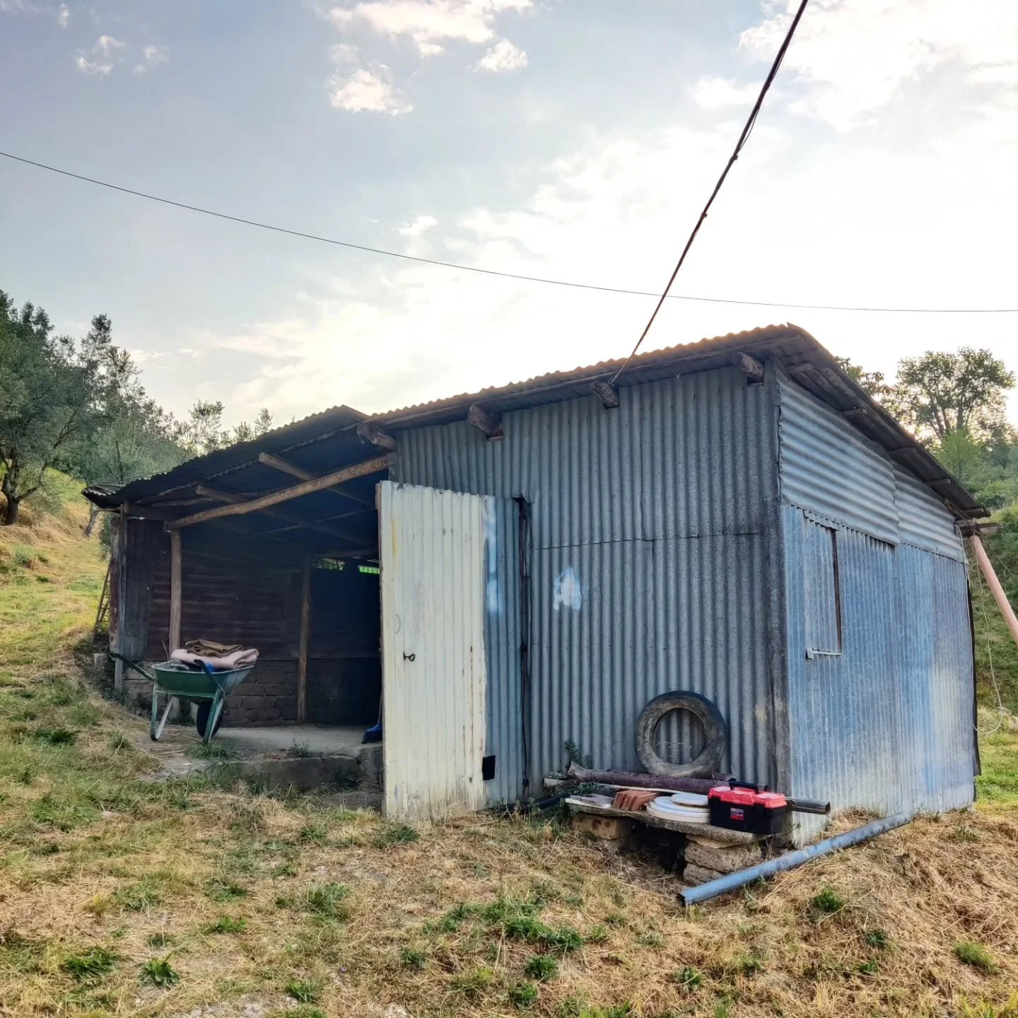 Efter 10 v&auml;ldigt l&aring;nga och tunga arbetsdagar s&aring; har vi lyckats f&aring; bort det ca 45 &aring;r gamla skjulet f&ouml;r att bygga tv&aring; parkeringsplatser vid v&aring;rt fina hus &hearts;️

Tyv&auml;rr hann vi inte klart innan jag 