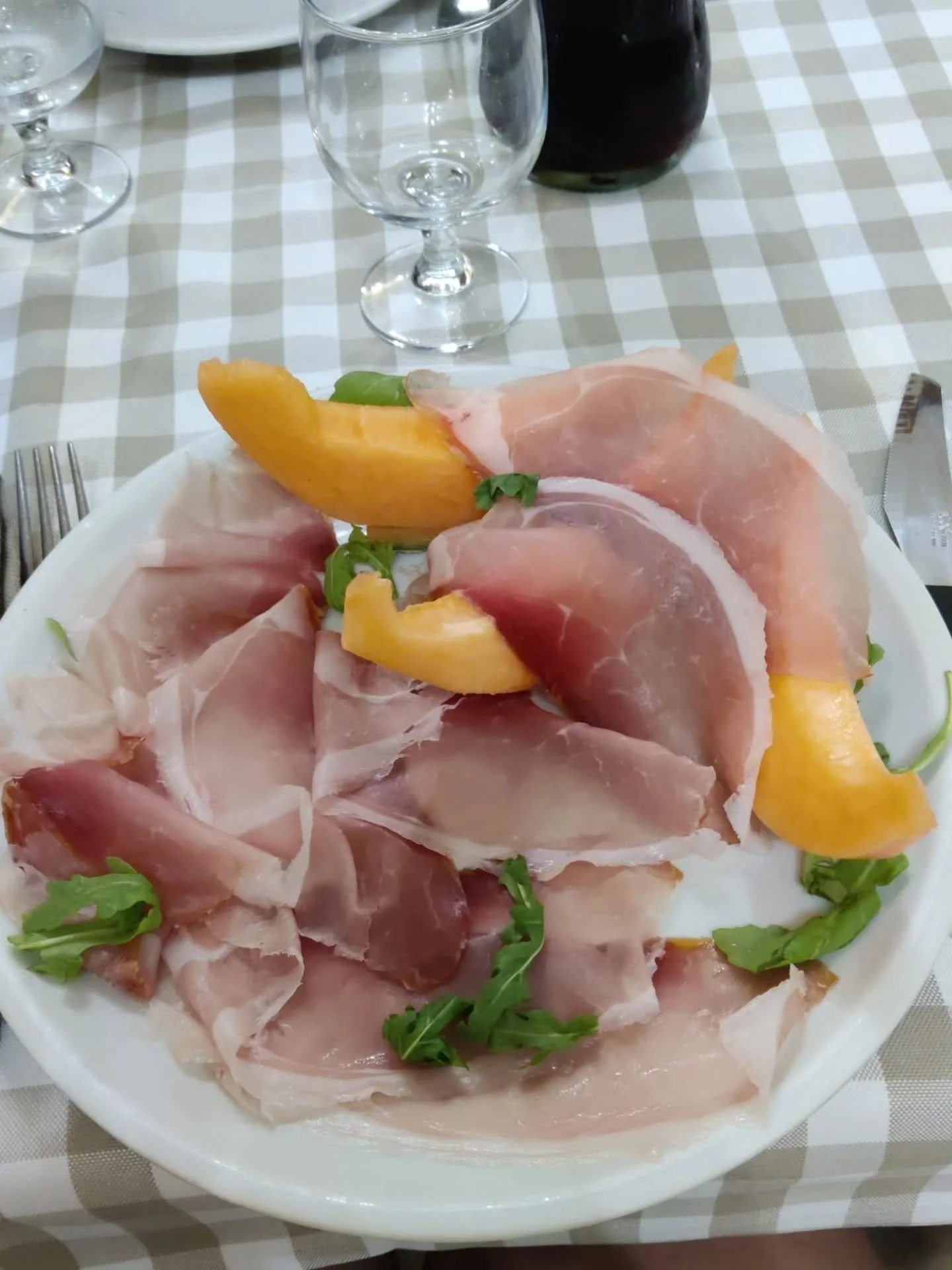 V&auml;ldigt otroligt gott och blandat 😋&hearts;️
Ni f&aring;r bara en cappuccino bild men egentligen dracks det n&aring;gra 100 till. 
Grazie @nicole_martino_  per non cacciarmi fuori dall&rsquo;Italia con questi cappuccini. 😂&hearts;️

Och ja, ja