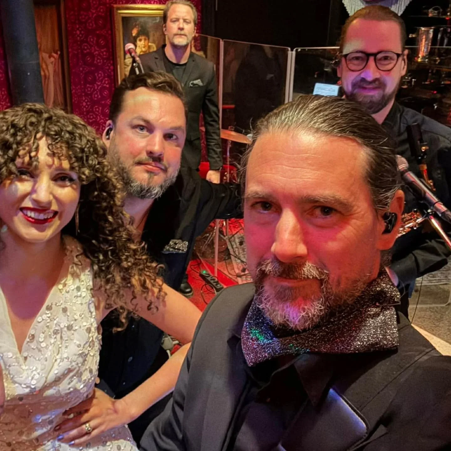 1 maj spelade vi p&aring; @dorsiahotelandrestaurant p&aring; en riktigt rolig privat fest. Det blev discomusik med dessa grymma musiker 🪩 
Underbara g&auml;ster som sj&ouml;ng med hela setet och slutade aldrig dansa 🥳

Tack @richardhauer f&ouml;r a
