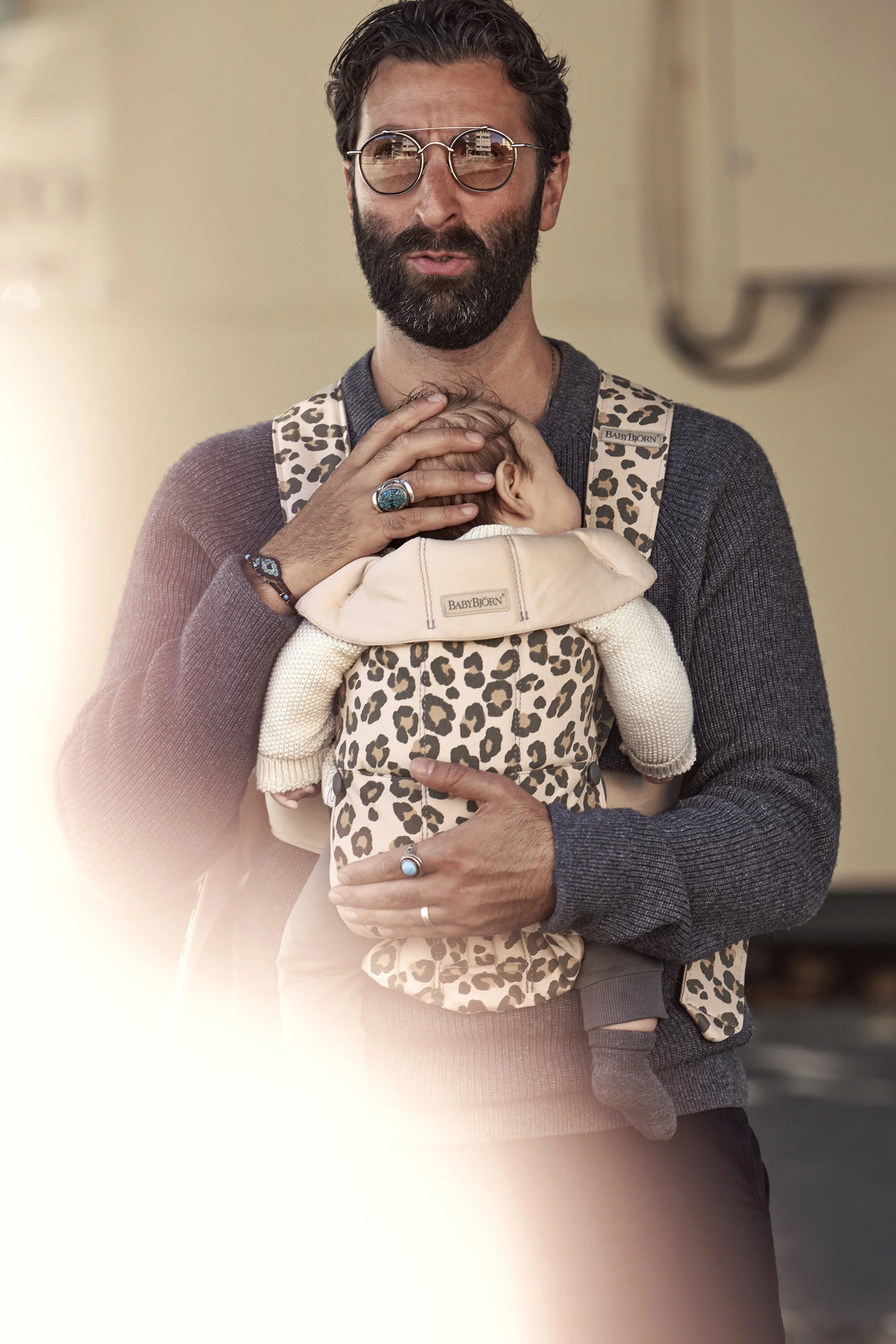 20-0132-021075-baby-carrier-mini-leo-cotton-lifestyle-babybjorn-224_V03.jpg
