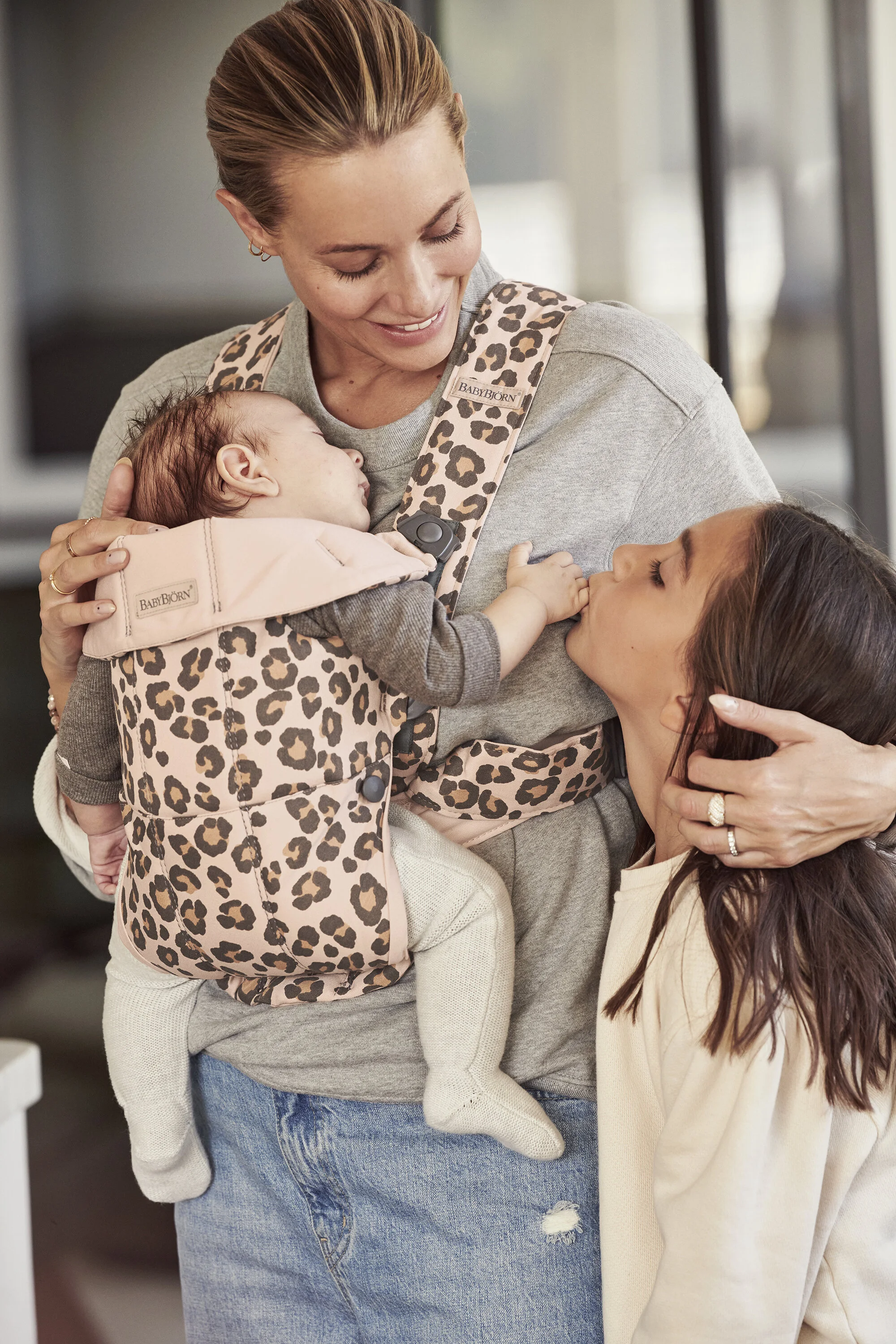 20-0132-021075-baby-carrier-mini-leo-cotton-lifestyle-babybjorn-1149_V03.jpg
