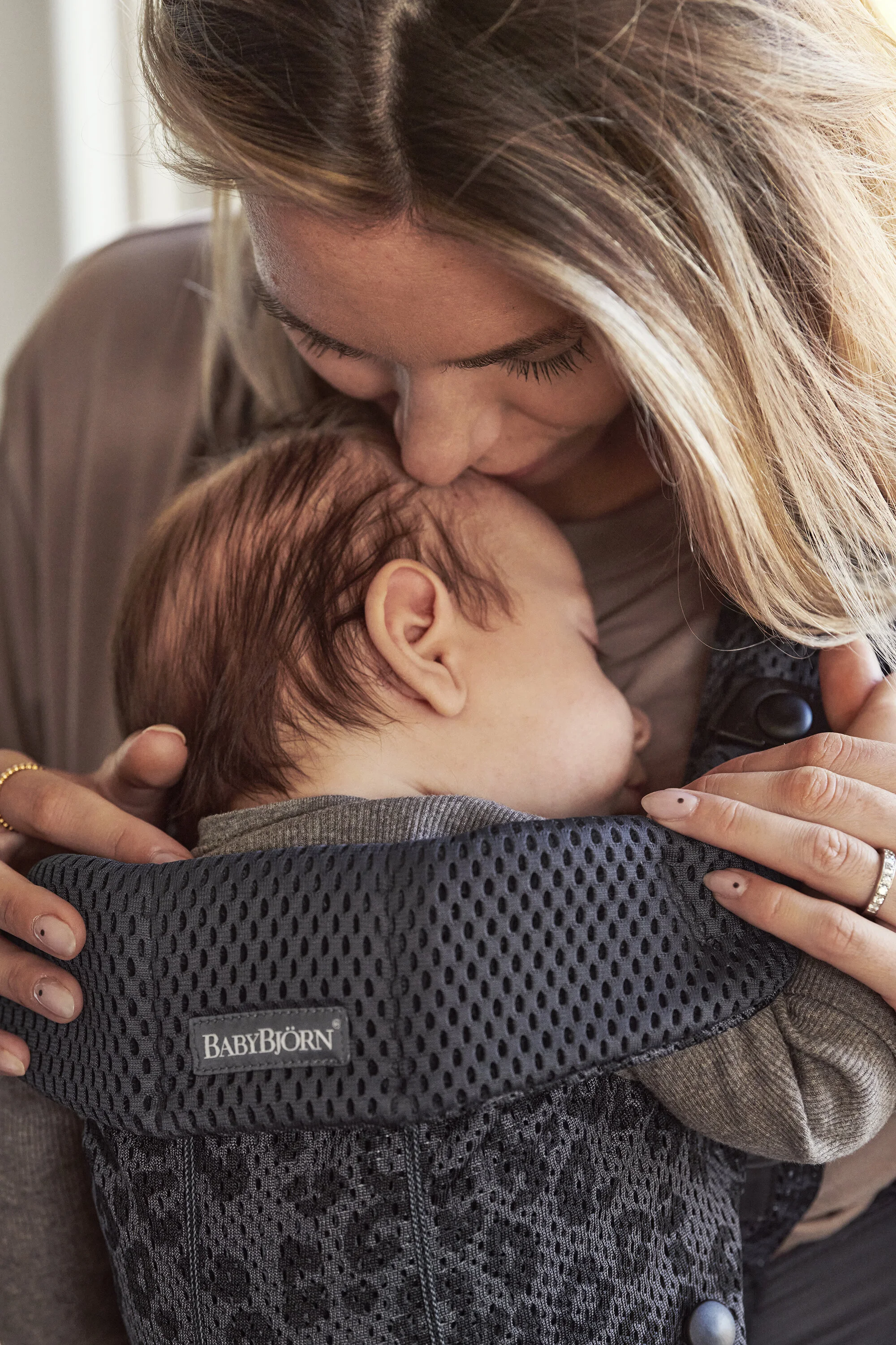 20-0132-021078-baby-carrier-mini-leo-mesh-lifestyle-babybjorn-213_V03.jpg