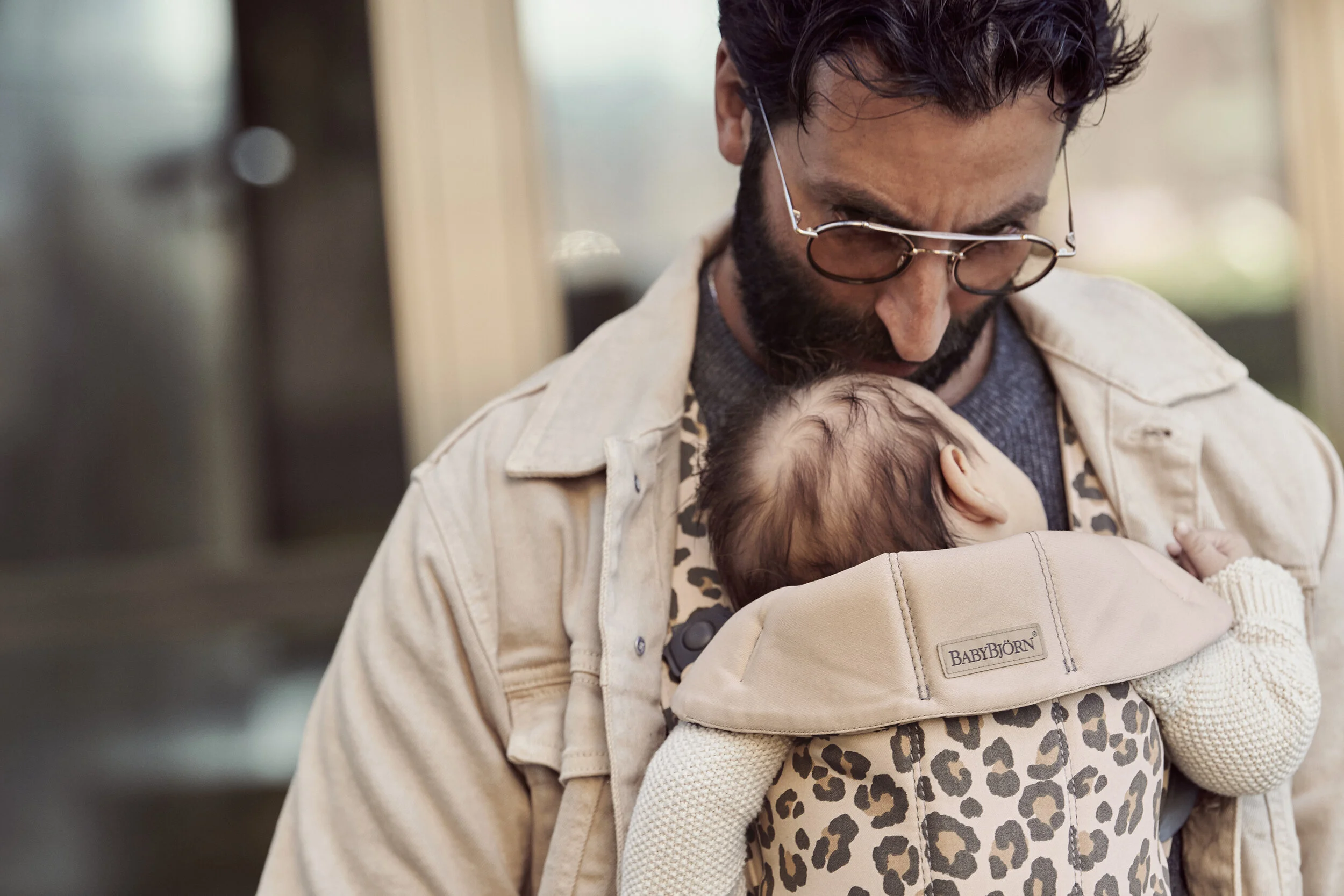 20-0132-021075-baby-carrier-mini-leo-cotton-lifestyle-babybjorn-622_V03.jpg