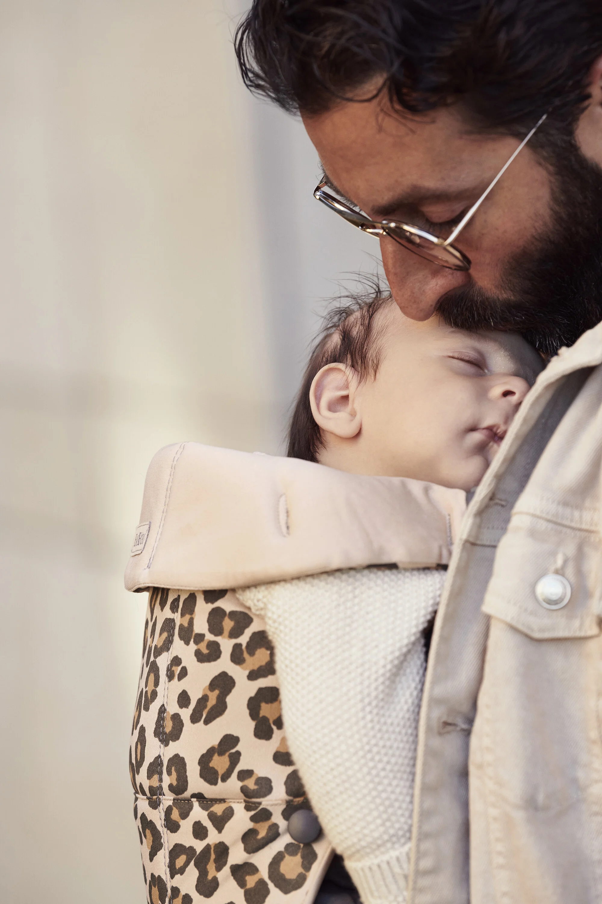 20-0132-021075-baby-carrier-mini-leo-cotton-lifestyle-babybjorn-562_V03.jpg