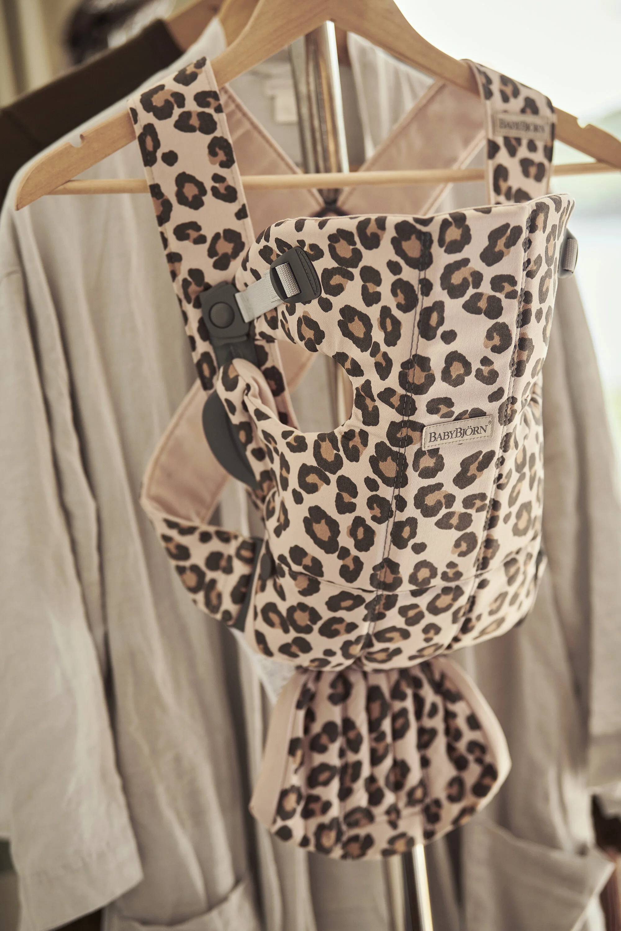 20-0132-021075-baby-carrier-mini-leo-cotton-lifestyle-babybjorn-114_V03.jpg