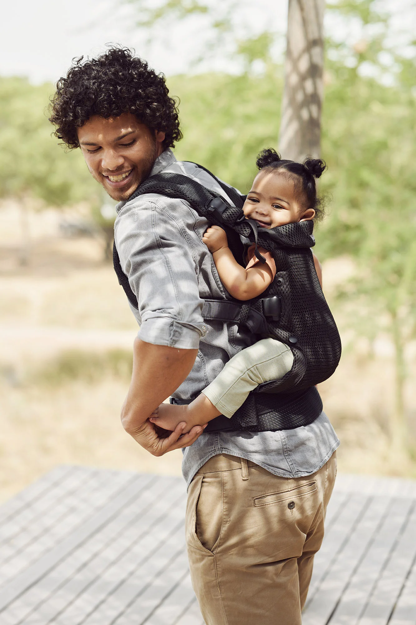 20-0092_Black_carrier_dad_on_back_17035_V02.jpg