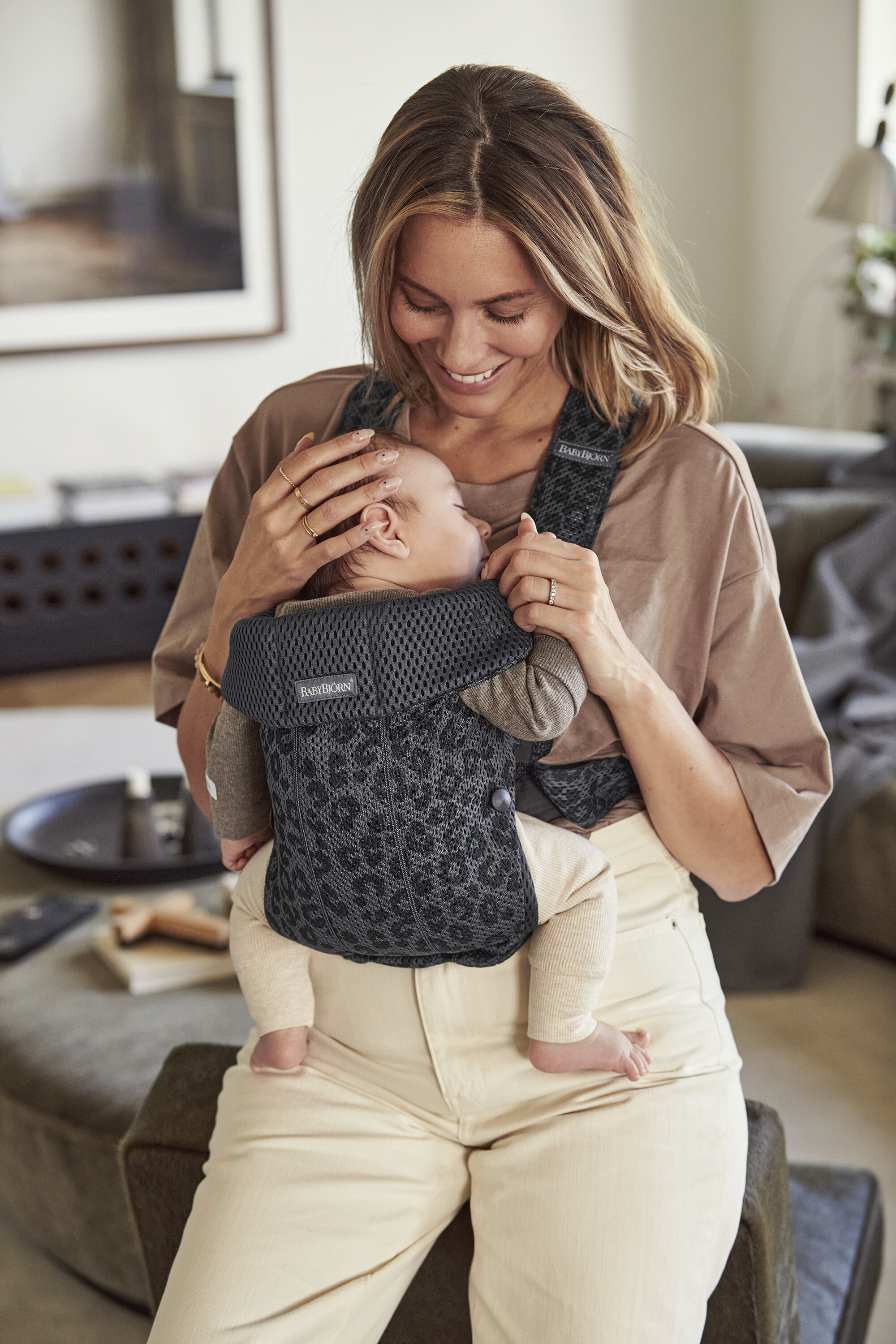 20-0132-021078-baby-carrier-mini-leo-mesh-lifestyle-babybjorn-462_V03.jpg