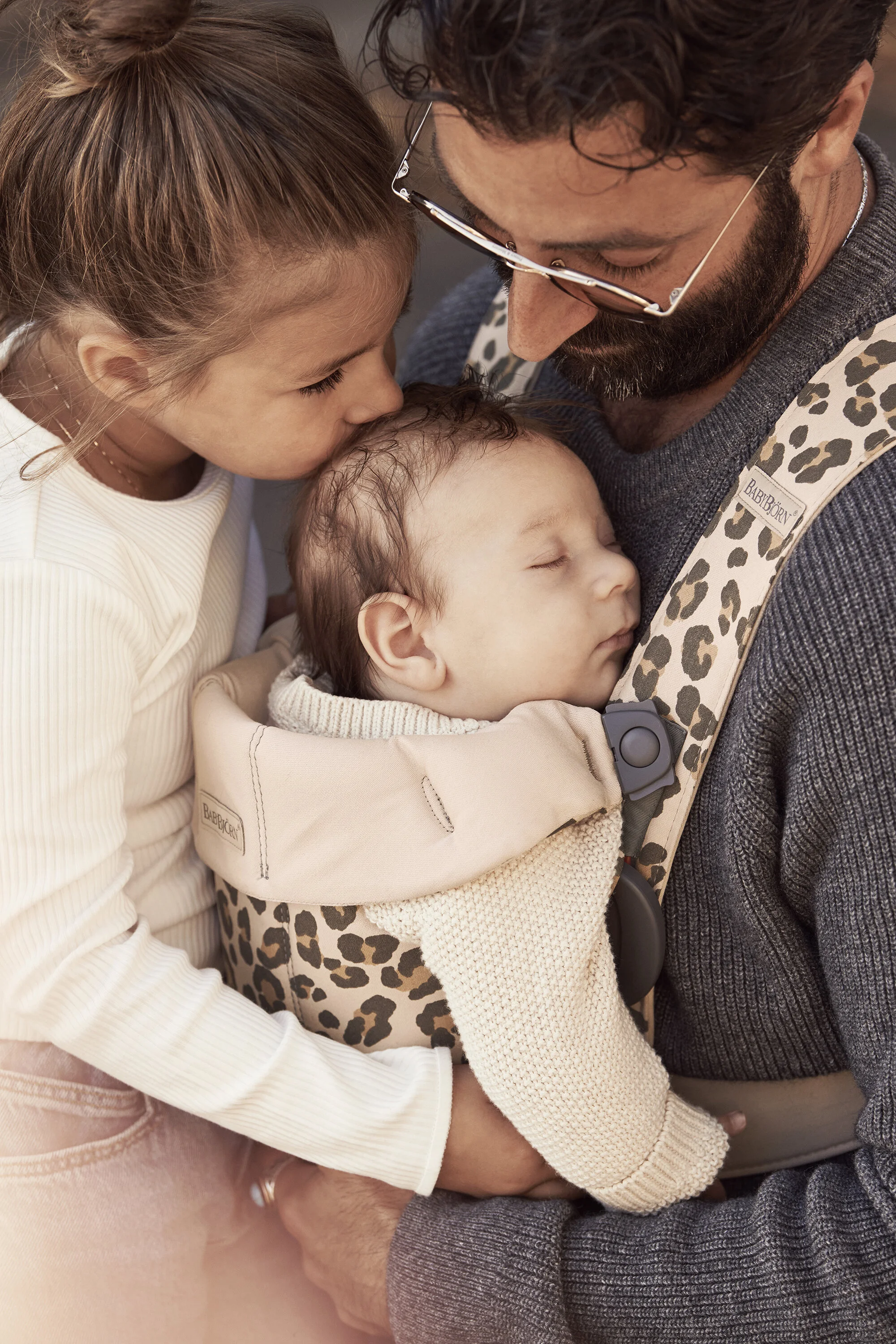20-0132-021075-baby-carrier-mini-leo-cotton-lifestyle-babybjorn-479_V03.jpg