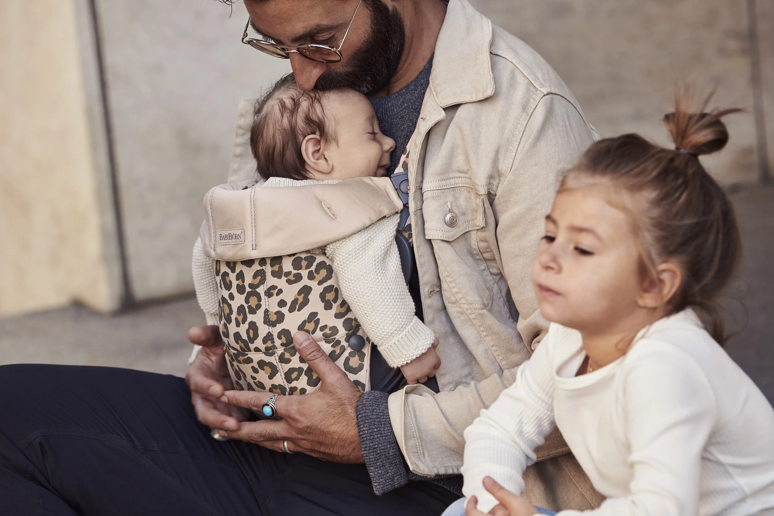20-0132-021075-baby-carrier-mini-leo-cotton-lifestyle-babybjorn-824_V03.jpg