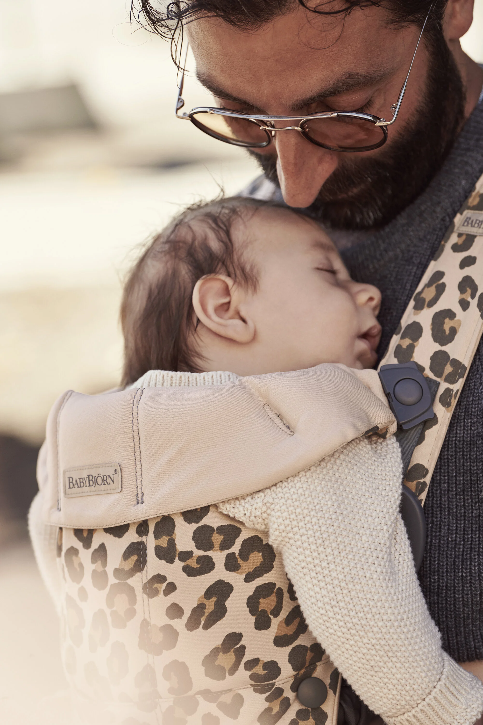 20-0132-021075-baby-carrier-mini-leo-cotton-lifestyle-babybjorn-359_V03.jpg