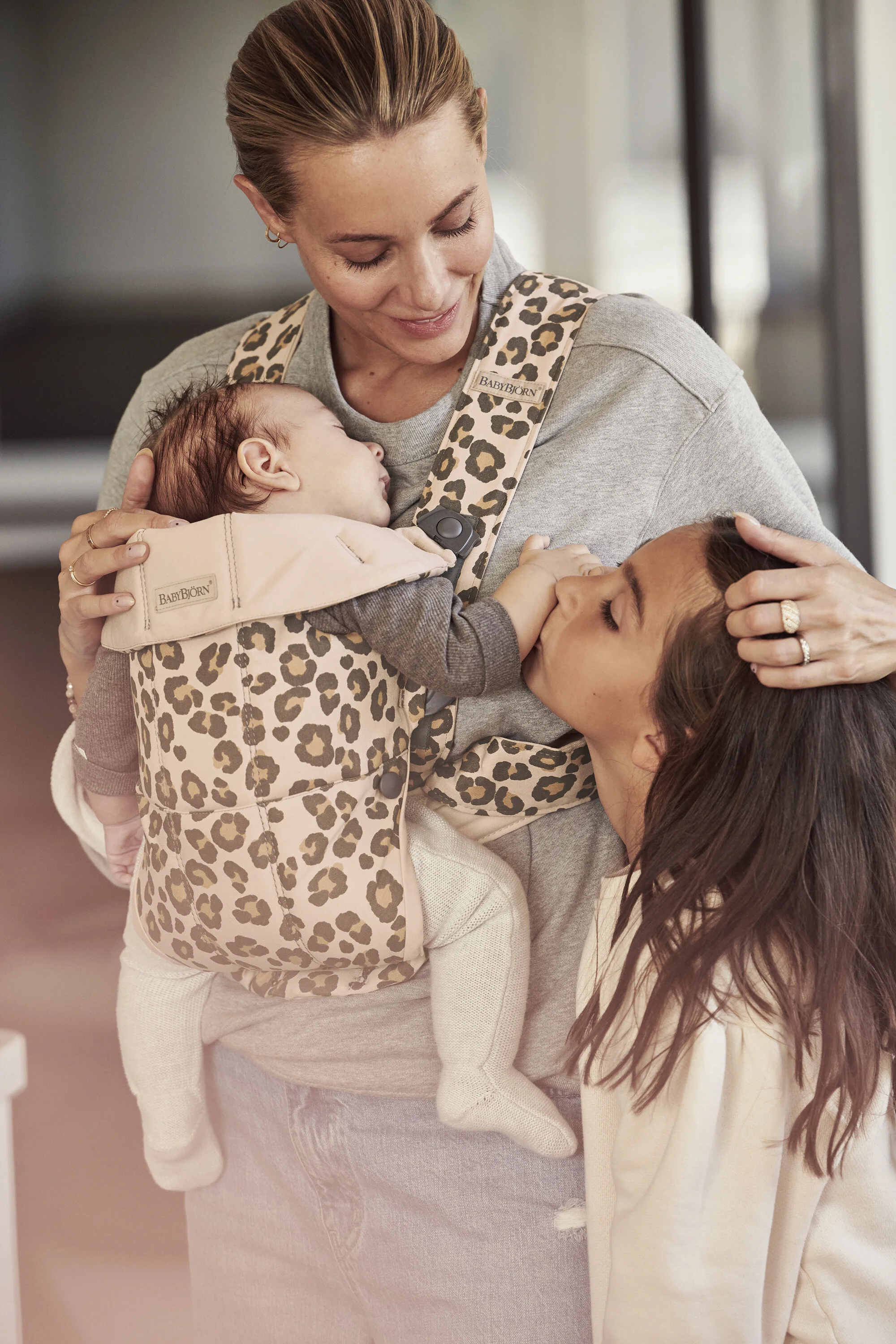 20-0132-021075-baby-carrier-mini-leo-cotton-lifestyle-babybjorn-1144_V03.jpg