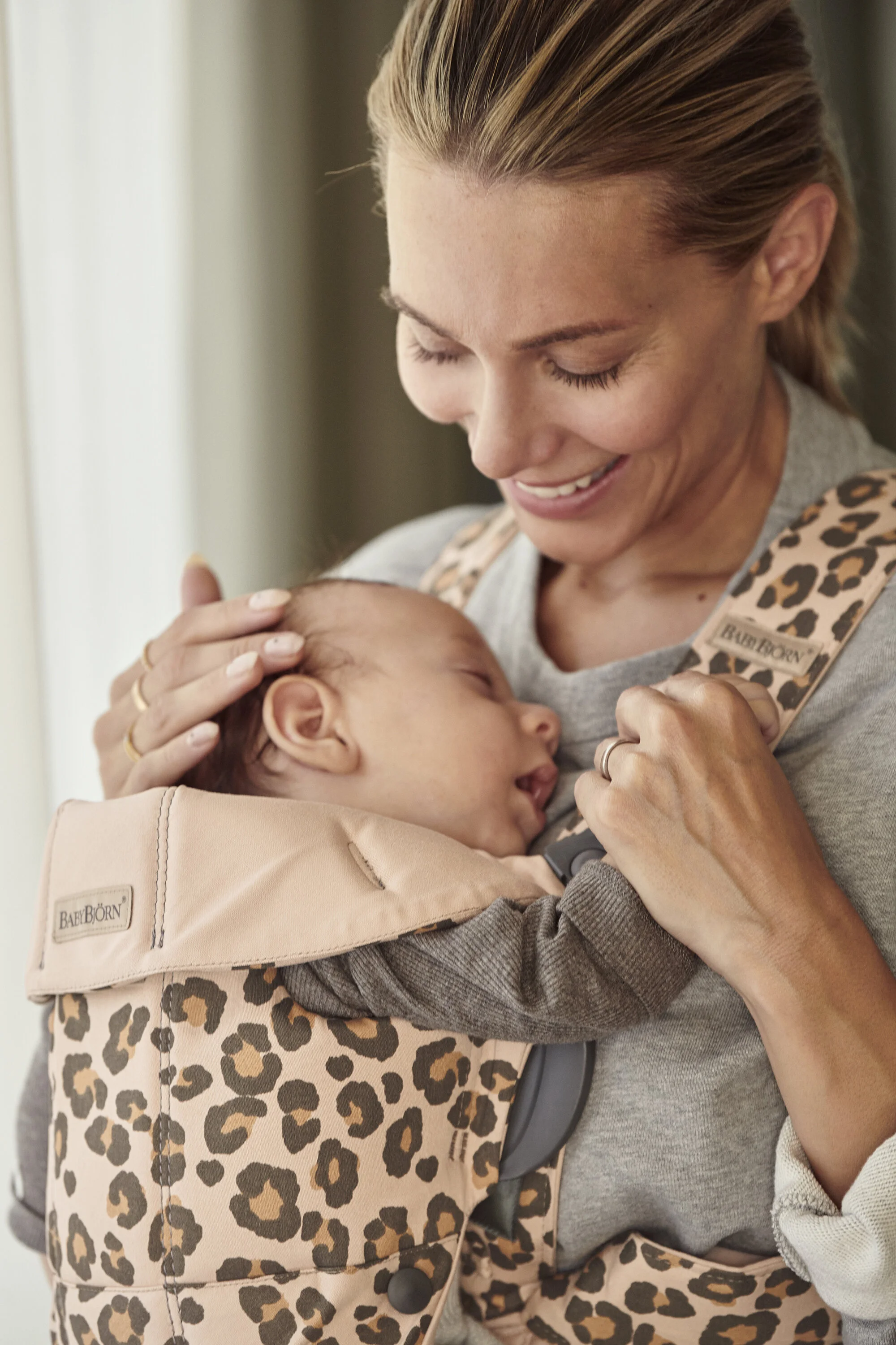 20-0132-021075-baby-carrier-mini-leo-cotton-lifestyle-babybjorn-1507_V03.jpg