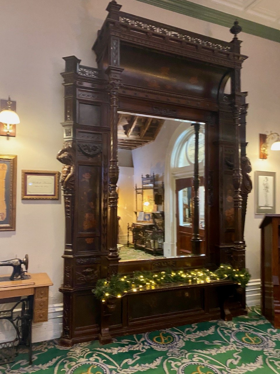 The Hoover mirror situated in the lobby of the Palace Hotel, Kalgoorlie (Alex Sherlock, 2022)