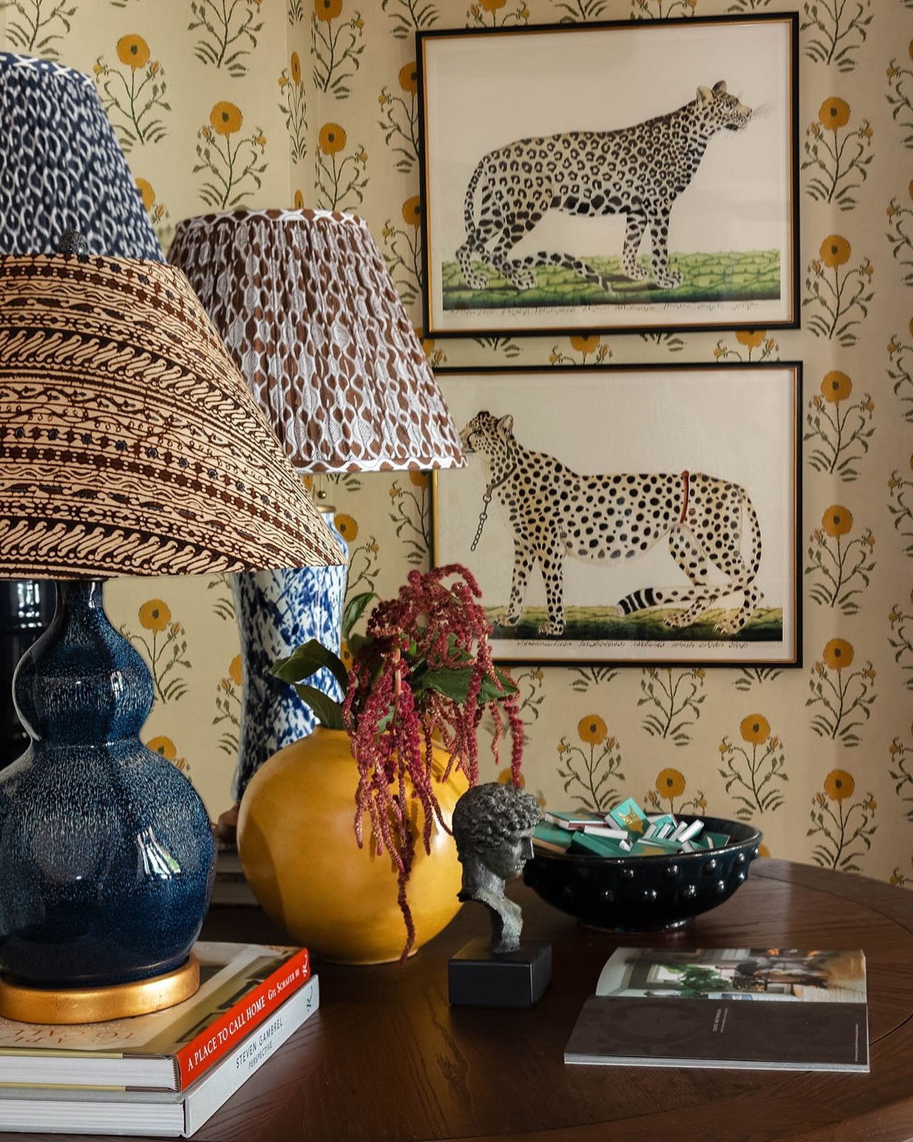 Love this view of the foyer at the Studio captured by @katelikeheart

#tatereynoldsdesigner #trdstudio #foyer #entry #designstudio #interiordesigner #homedesign #homedecor #wallpaper #lampshades