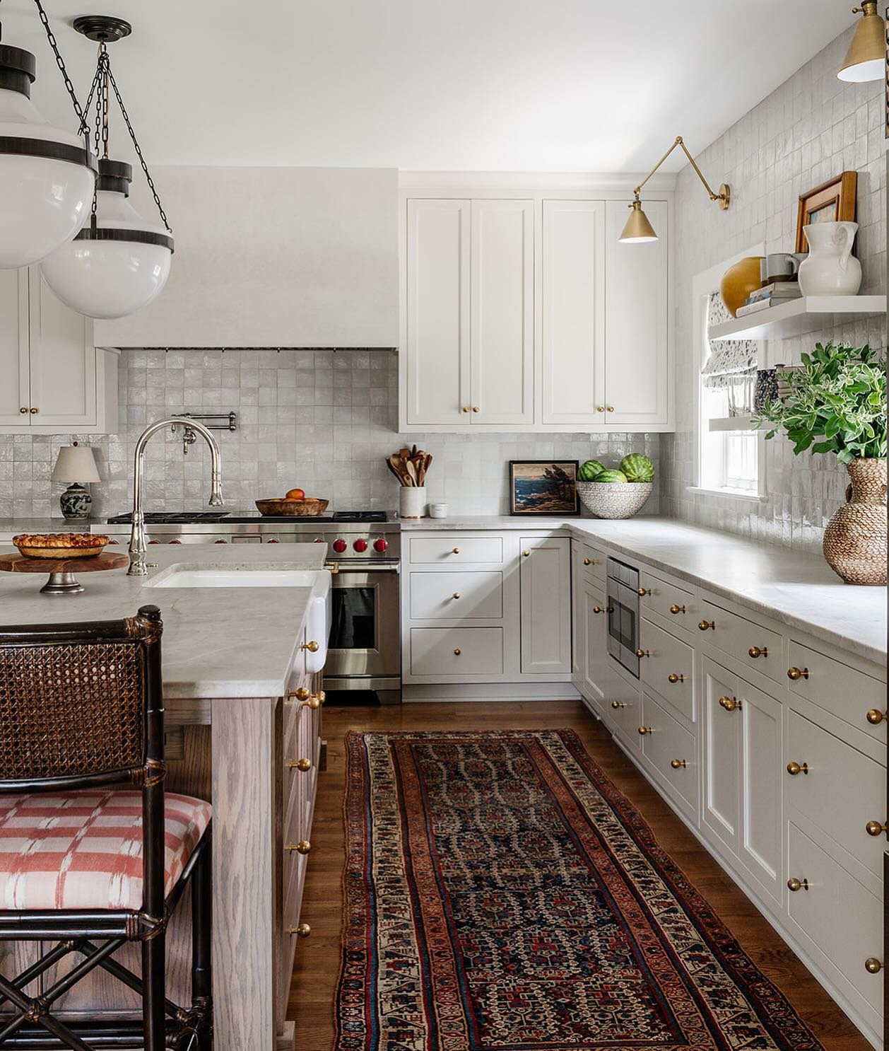 This classic kitchen never gets old. Love how all the elements came together to make this a cozy, warm, space  to gather and cook with family and friends. 

Design: @tatereynoldsdesigner 
Photography: @lindapordonphotography 

#kitchen #kitchendesign
