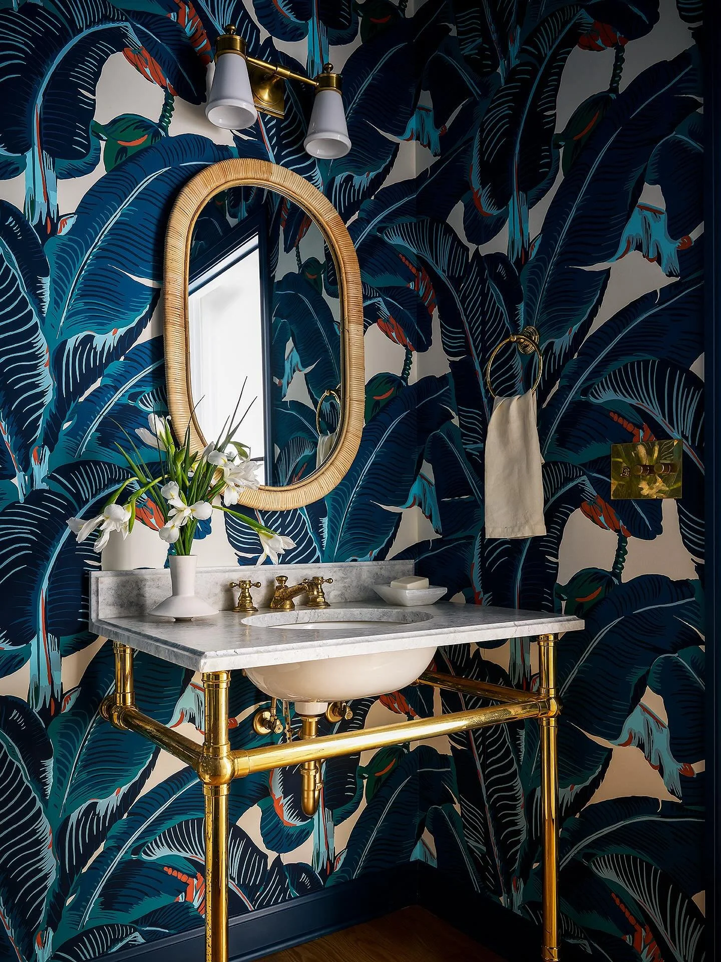 Celebrating the July 4th weekend has us dreaming about our Lake Michigan Beach House project. And this powder room pretty much sums it all up. Summer, beach, and of course the all time classic Martinique Wallpaper from @cwstockwell

Design: @tatereyn