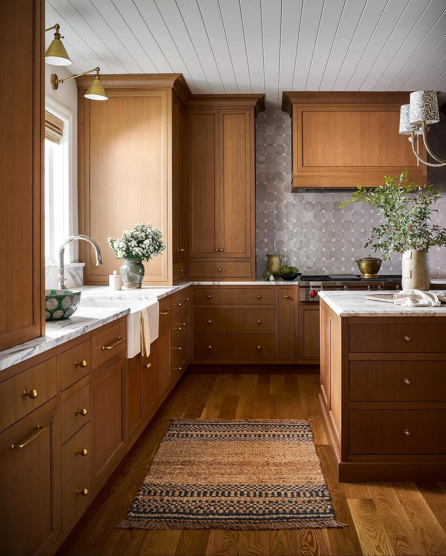 This kitchen&hellip; so much love for this house. And love how this family enjoys it so much. What a pleasure it was building this house with my clients. 

Photography: @rymcdon 
Design: @tatereynoldsdesigner 
Styling: @kimberlyswedelius 
Builder: @t