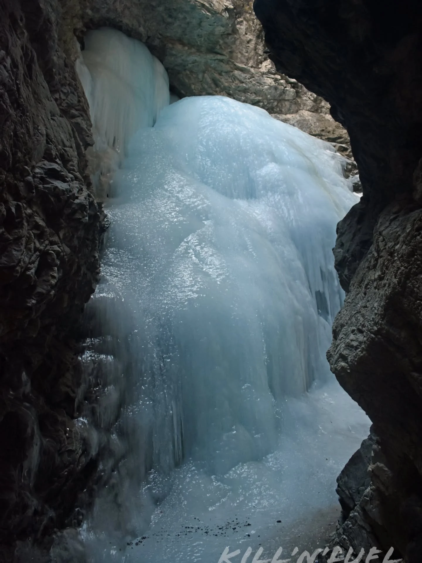 Love a good winter waterfall

#ice #frozen #zapatafalls #waterfall #colorado #usa