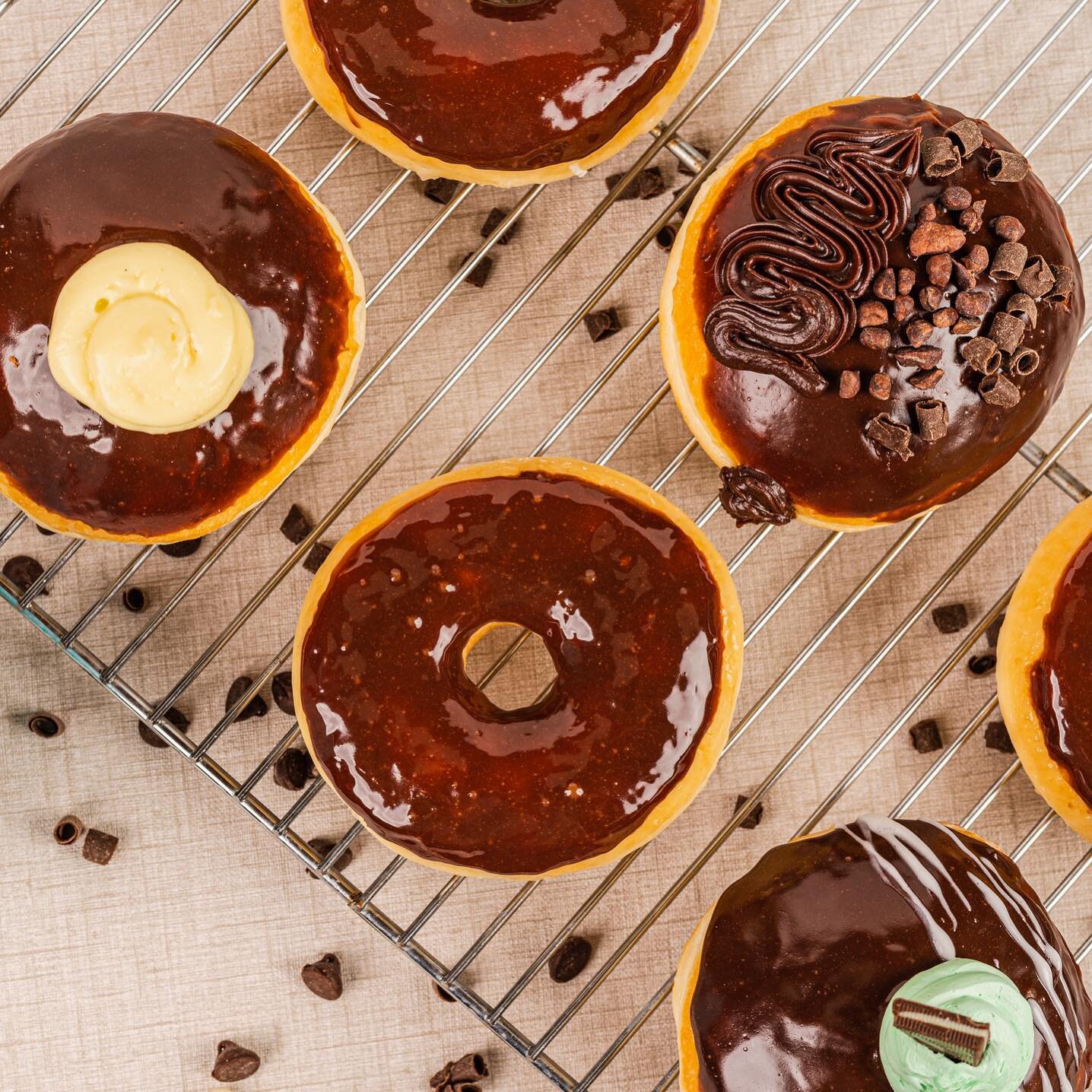 Chocolate lovers, rejoice! Our chocolate frosted donuts are topped with all things yummy: Andes mints, Reese's peanut butter cups, vanilla bean cream, Oreos, extra chocolate...whatever you're craving, we're making 'em fresh daily!

🍫Which one are yo