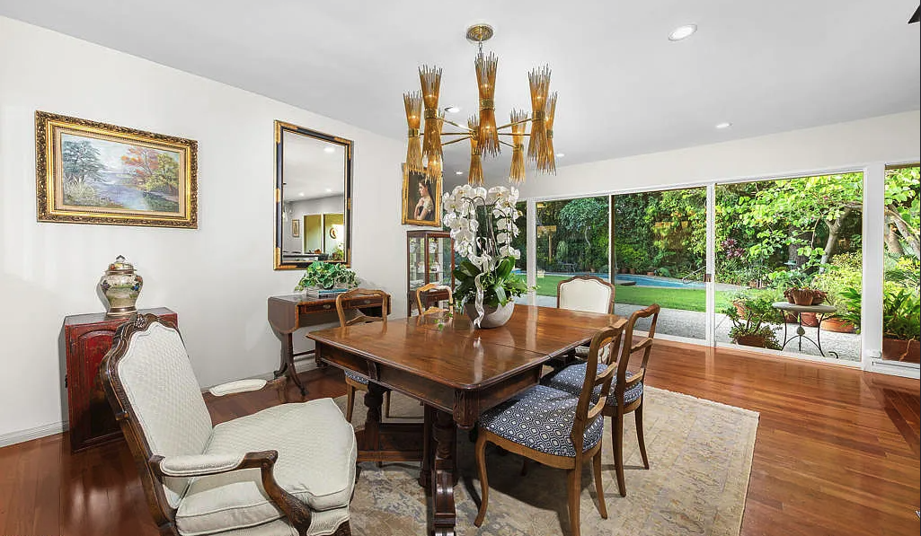 x1 Dining Table (Extendable)