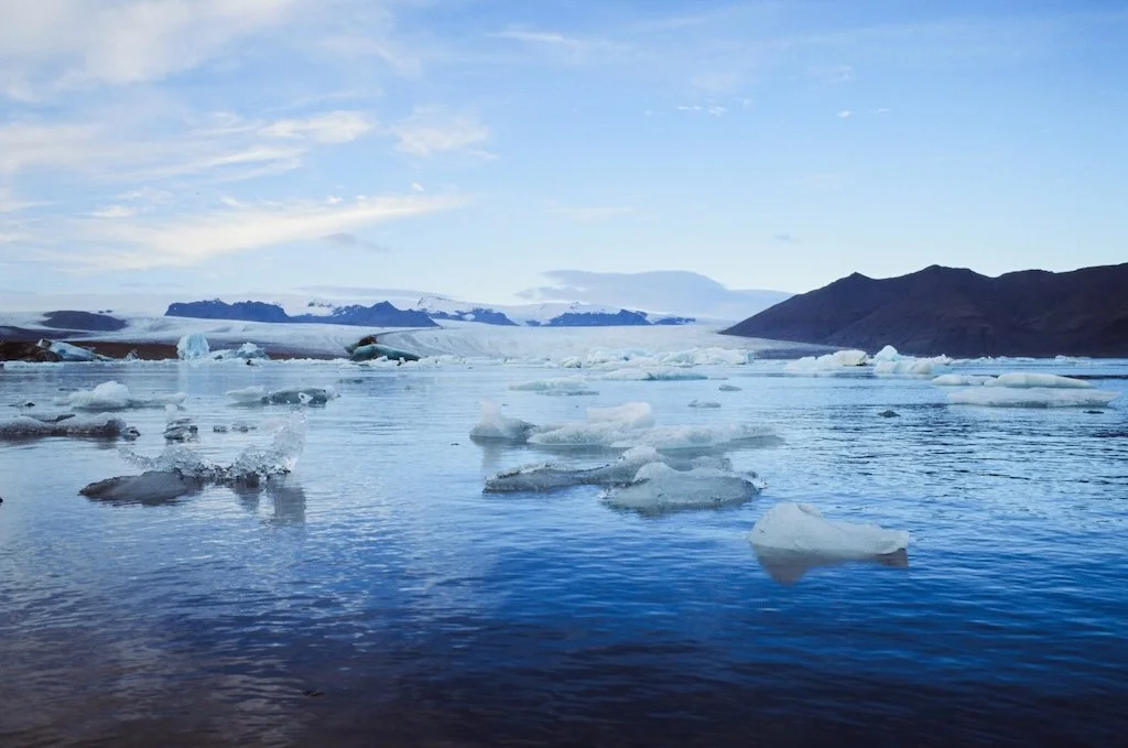 Eisbrocken in der Glacial Lagoon in Island beim Diamond Beach