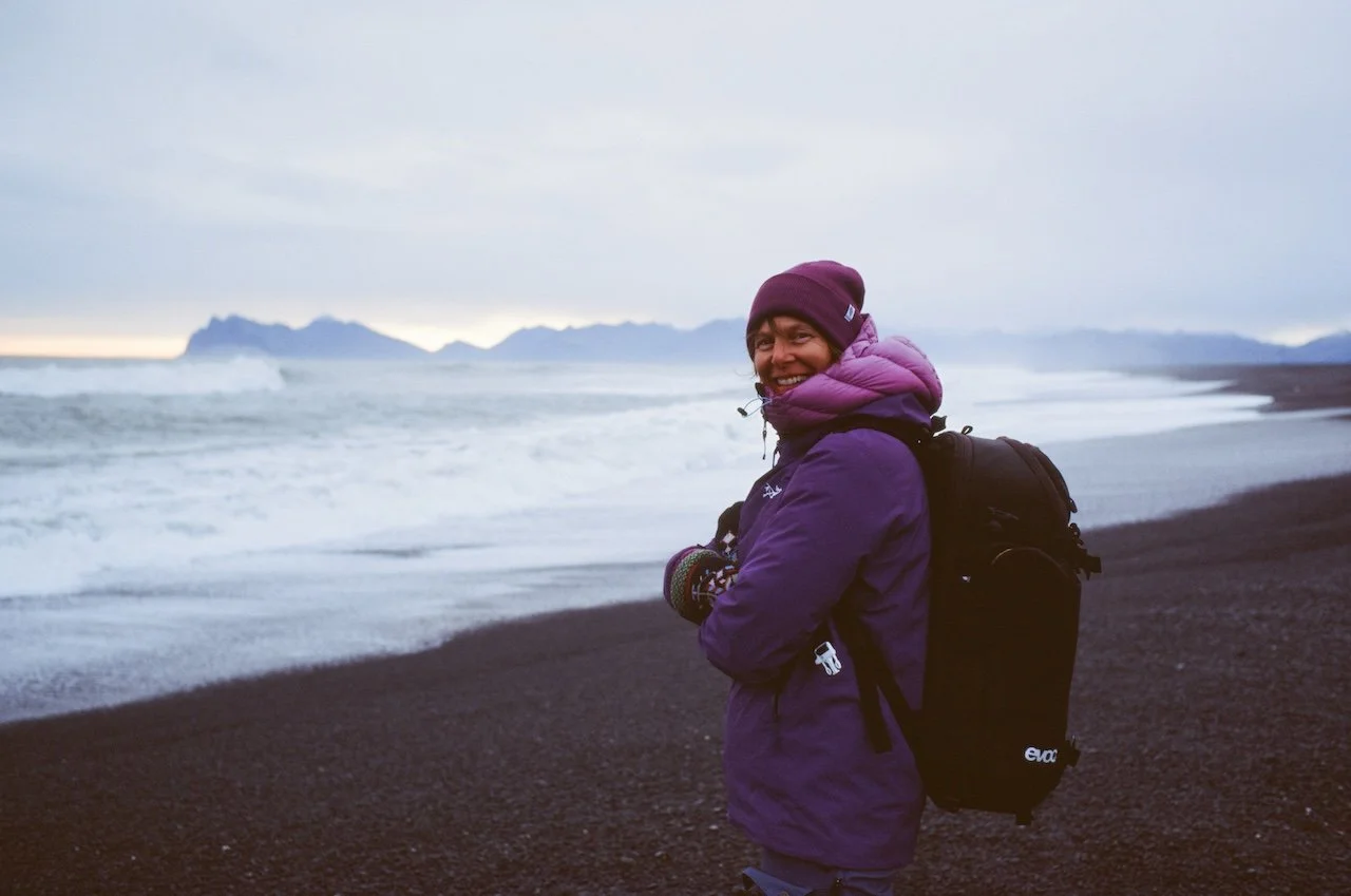 Frau am Hvalnes Strand in island