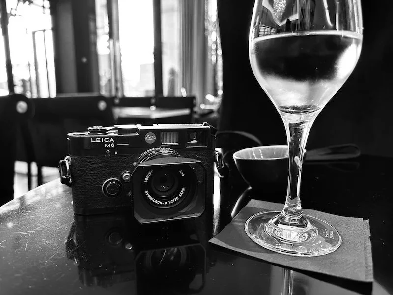 Leica M6 Analog mit einem Glas Weisswein im Imperial Paris