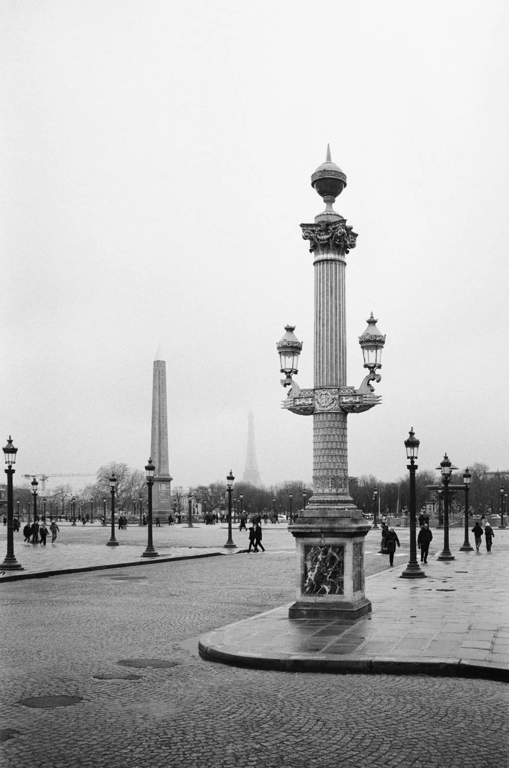 Auf der Place de la Concorde Paris mit Eiffelturm im Hintergrund