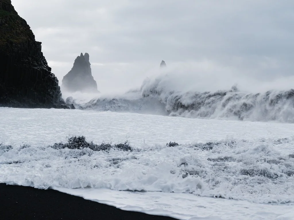 Wellen in Reynisfjara