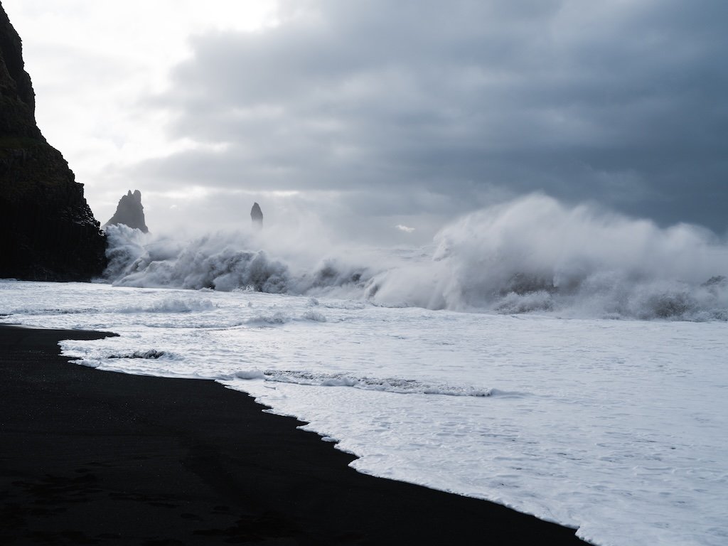 Grosse Wellen am Reynisfjara Black Beach Vik