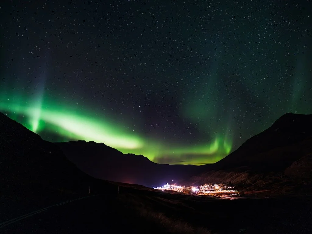 Aurora Borealis über Seyðisfjörður