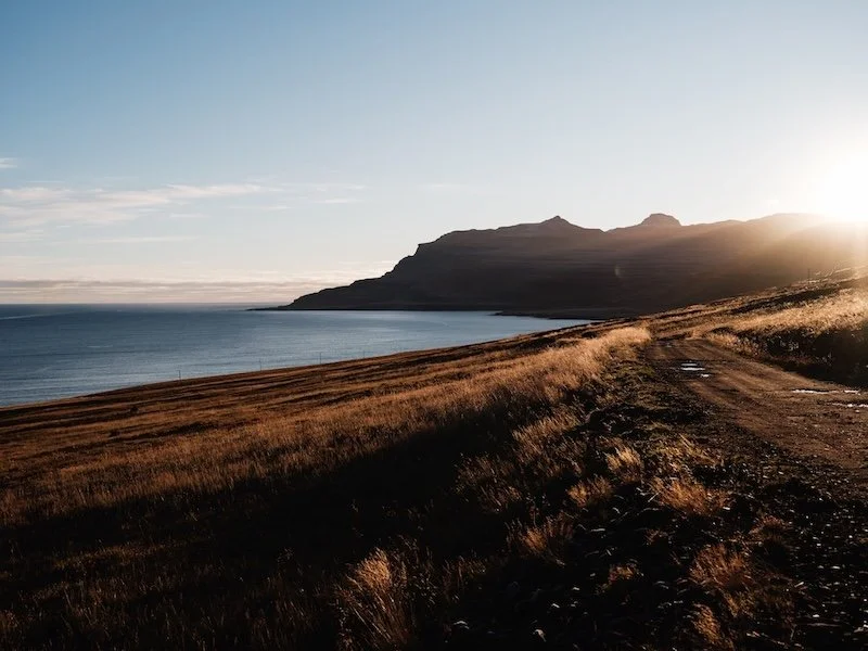 Sonnenaufgang in Seyðisfjörður beim Fjord