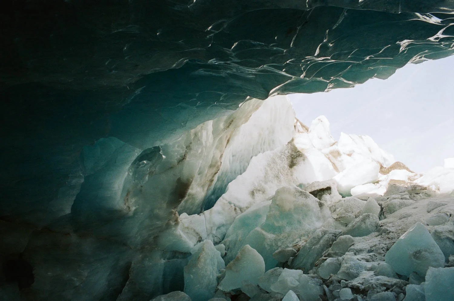 Eingang zur Eishöhle vom Morteratsch Gletscher Engadin