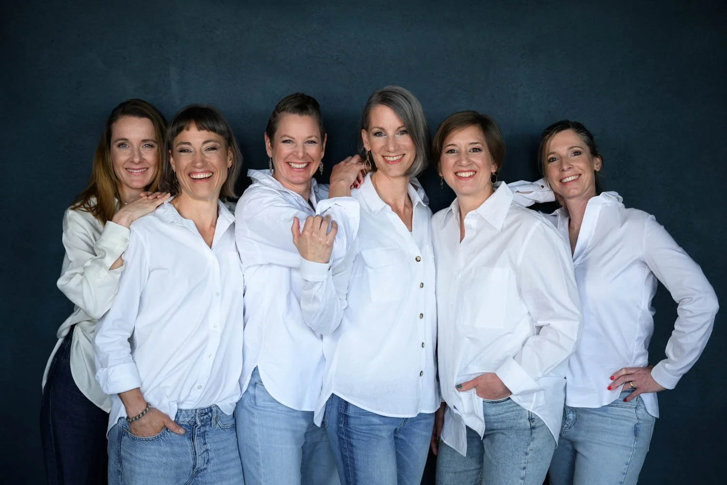 Frauengruppe beim Fotoshooting im Fotostudio