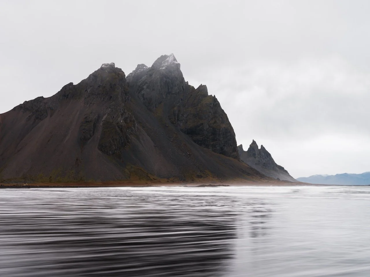 Am Strand von Stokksnes beim Vestrahorn, Wellen vor dem Berg