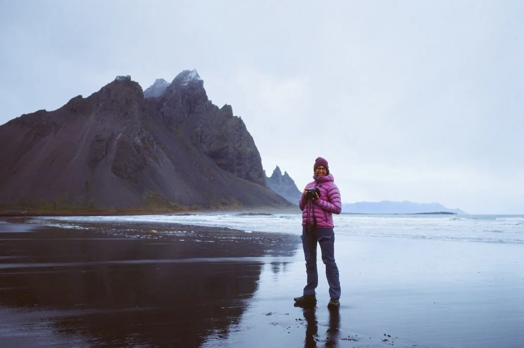 Frau mit Fuji GFX 100s II am Vestrahorn in Island