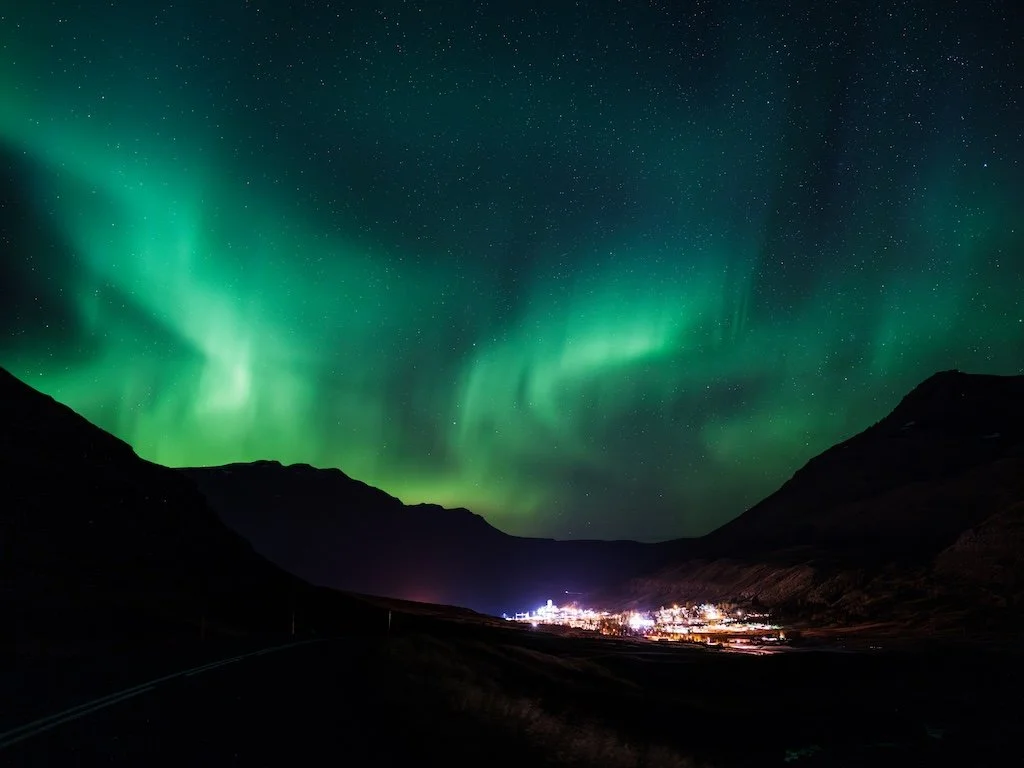 Nordlichter über der Stadt Seyðisfjörður
